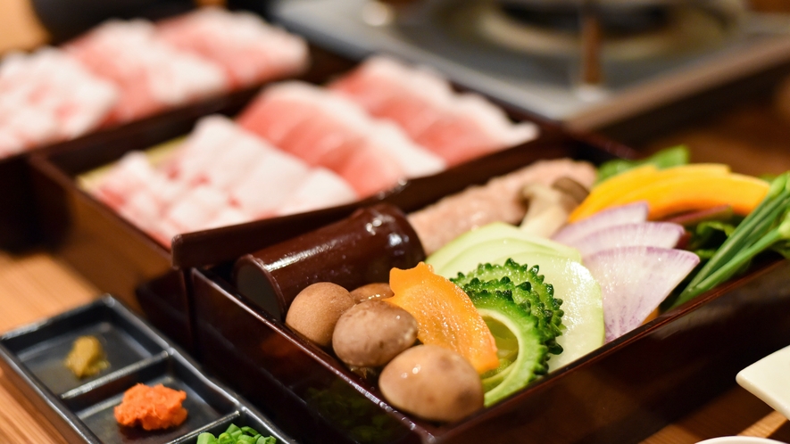 黒琉豚アグーしゃぶしゃぶ／人沖縄島野菜の盛り合わせと、自家製つくねも美味
