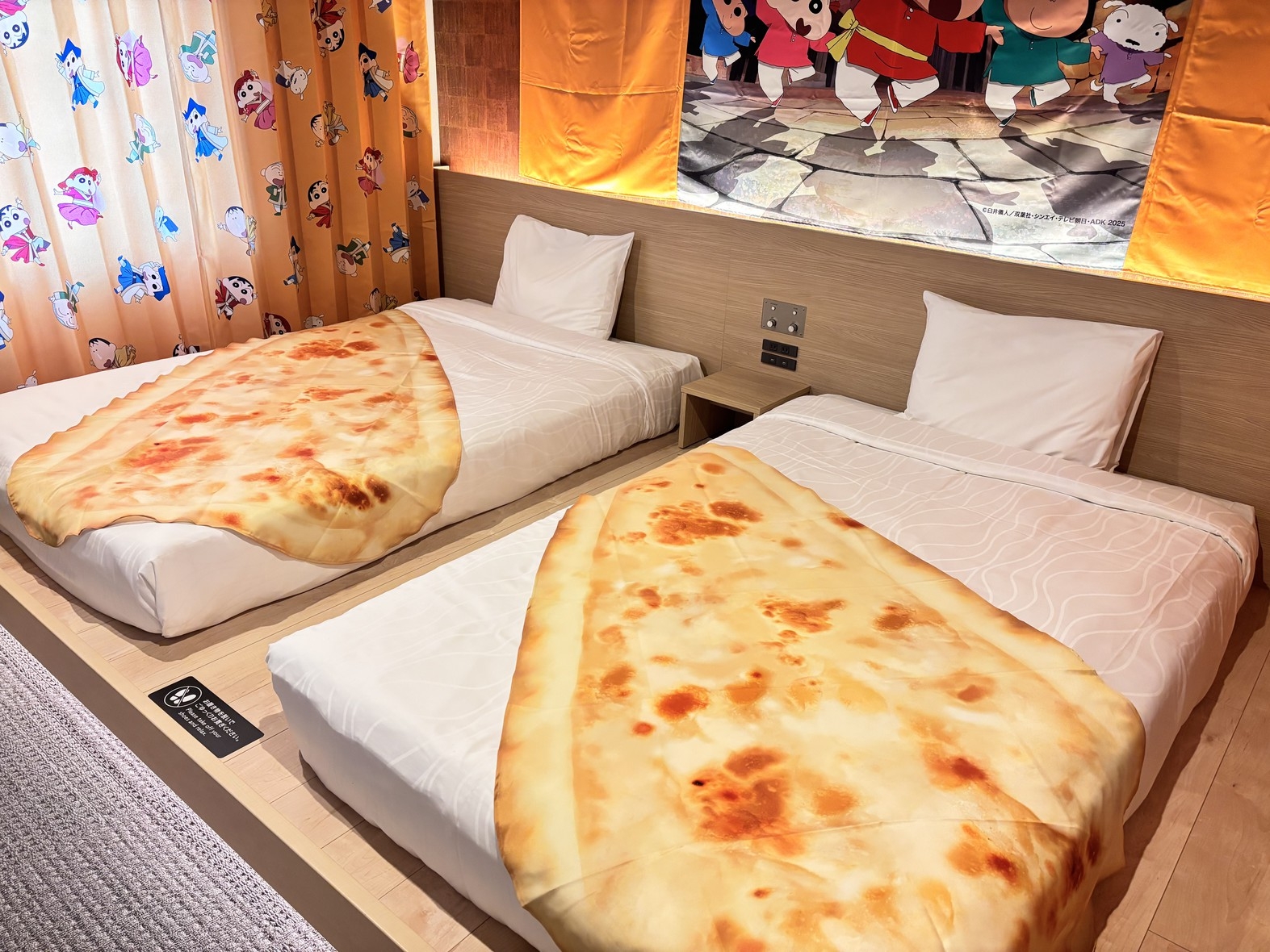  「クレヨンしんちゃんルーム」【超華麗！灼熱のカスカベダンサーズ】オリジナル限定グッズ付　素泊まり