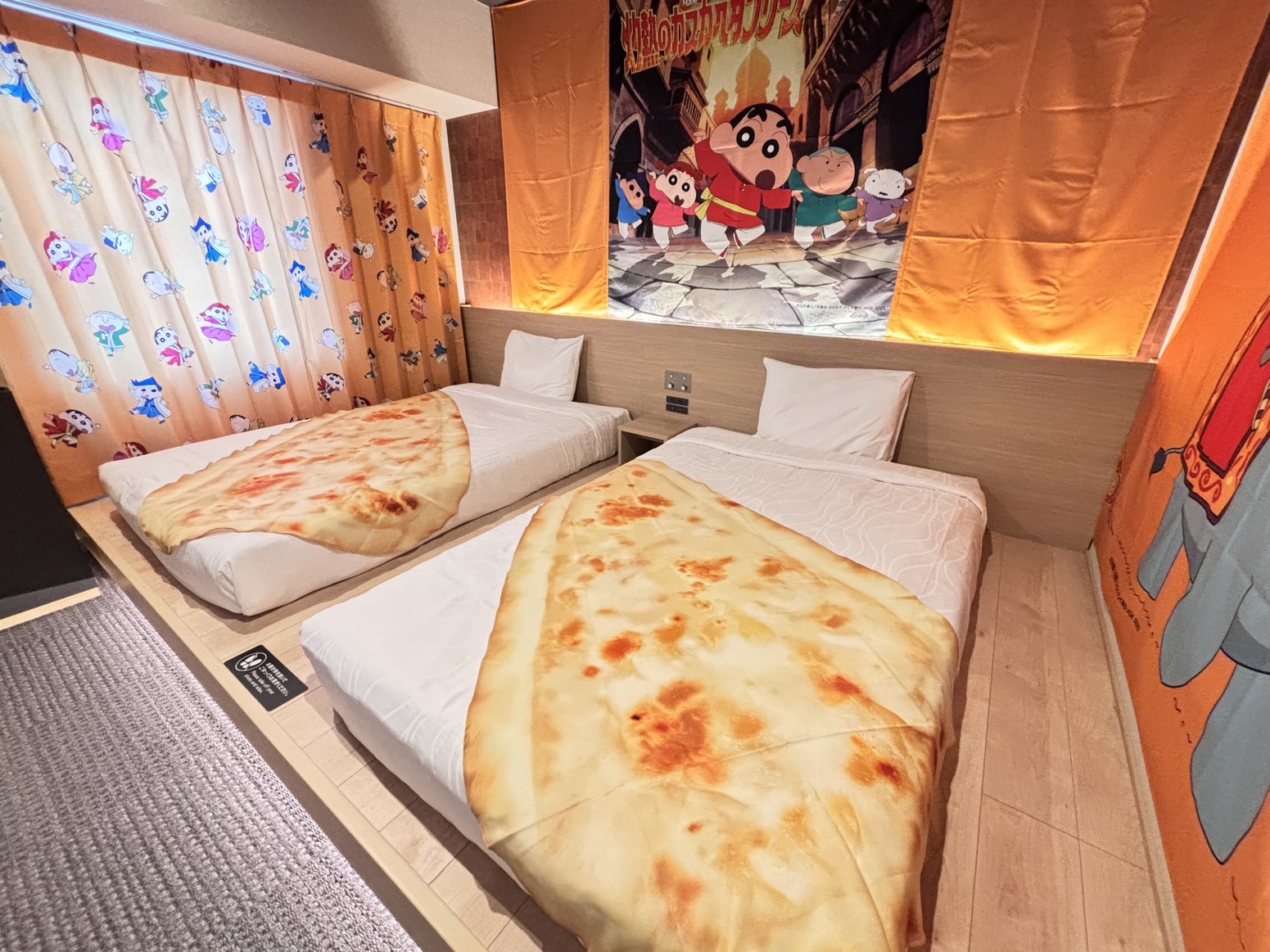  「クレヨンしんちゃんルーム」【超華麗！灼熱のカスカベダンサーズ】オリジナル限定グッズ付　素泊まり