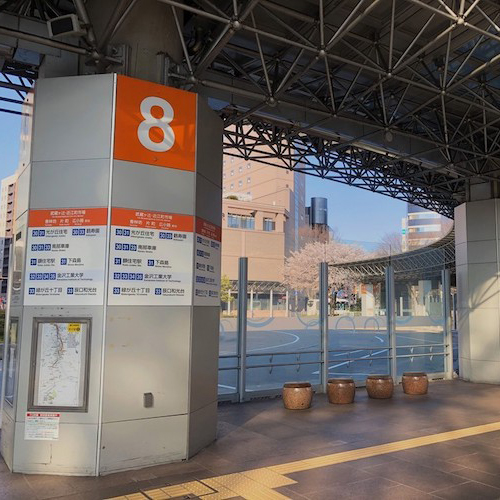 金沢駅からのアクセス〜８・９番乗り場よりバスに乗車