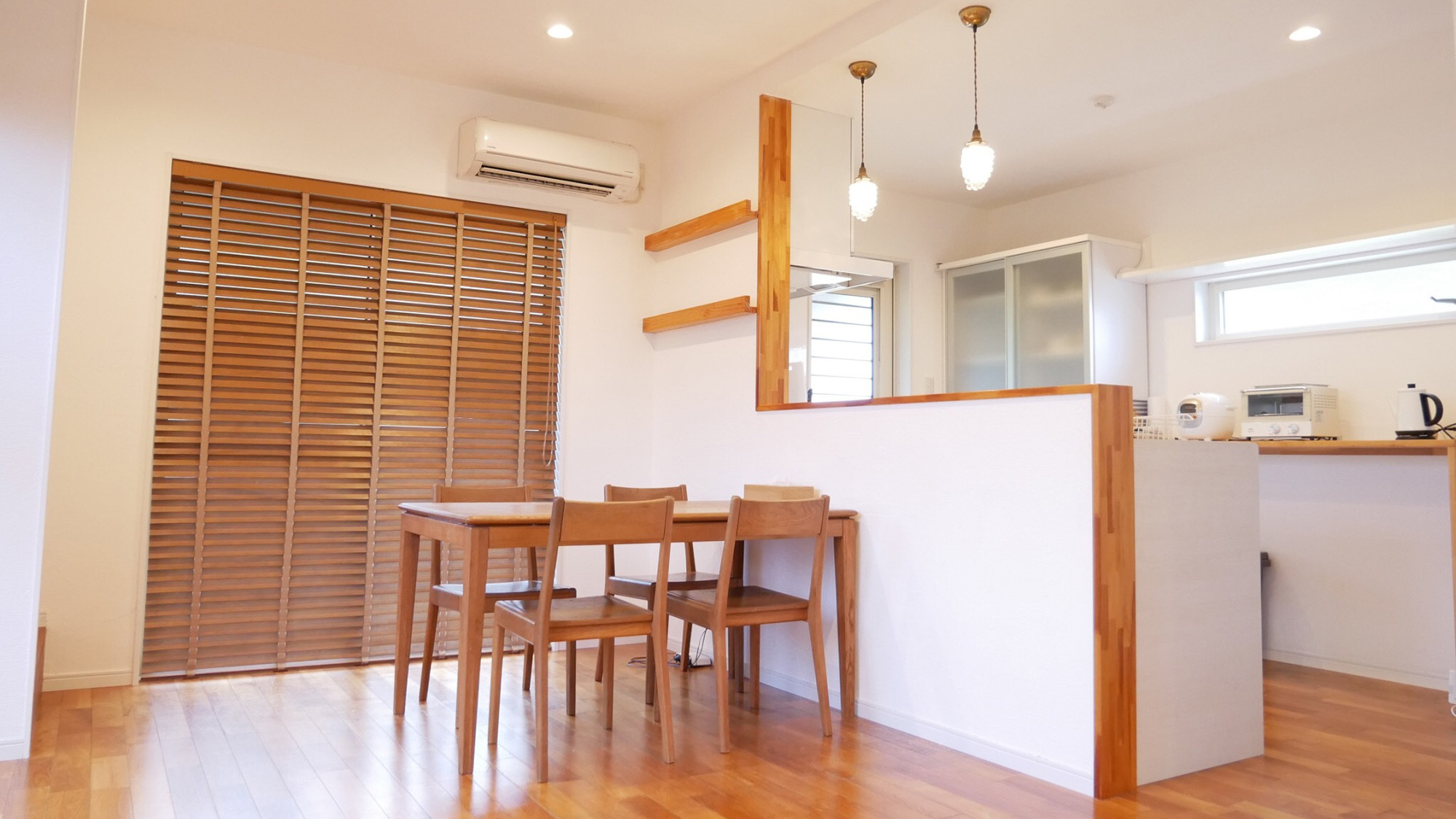 ・【ダイニング】4人掛けのテーブルと椅子をご用意しております