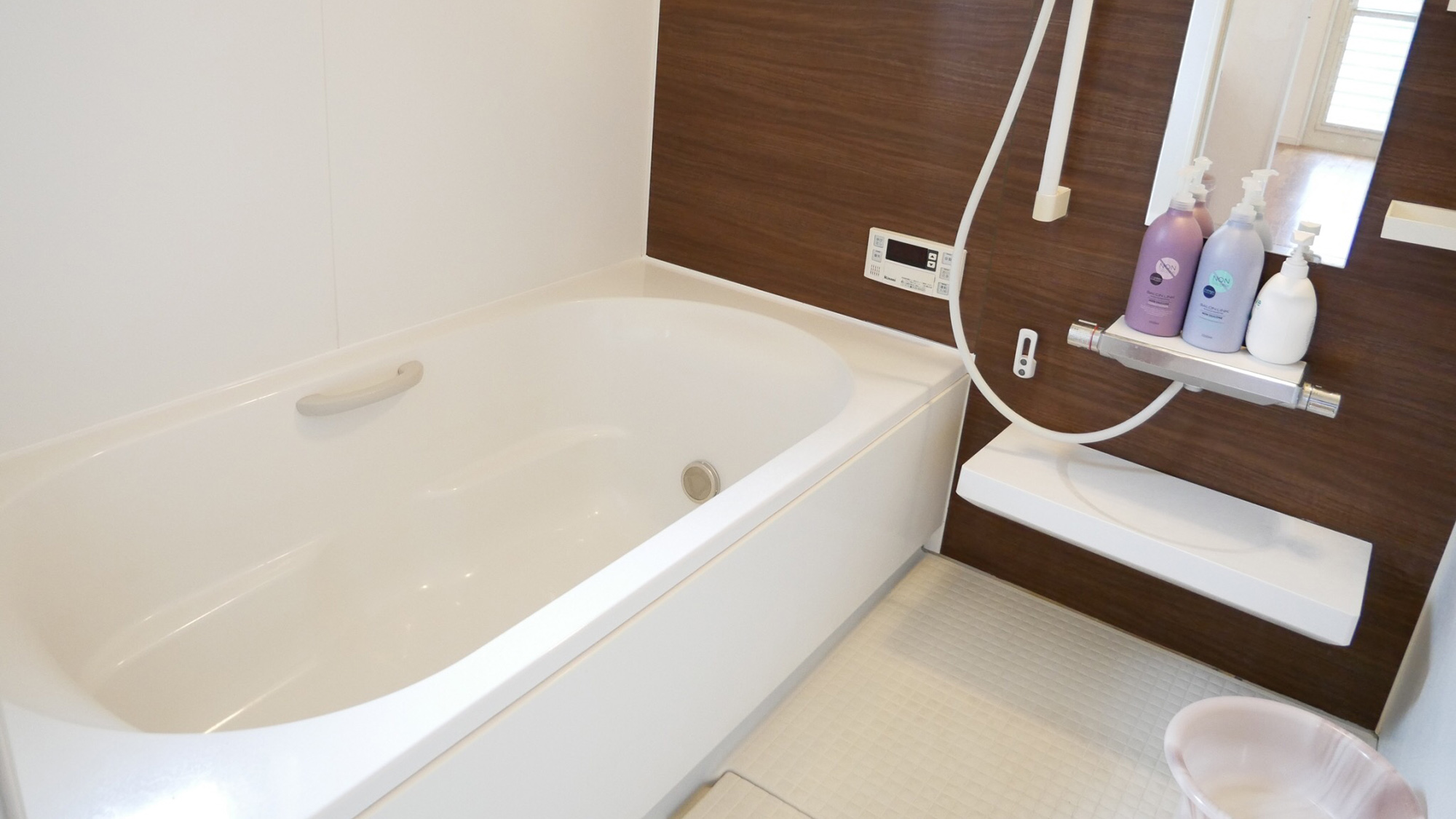 ・【バスルーム】浴槽と洗い場が独立。窓からの自然光が室内をやさしく照らします