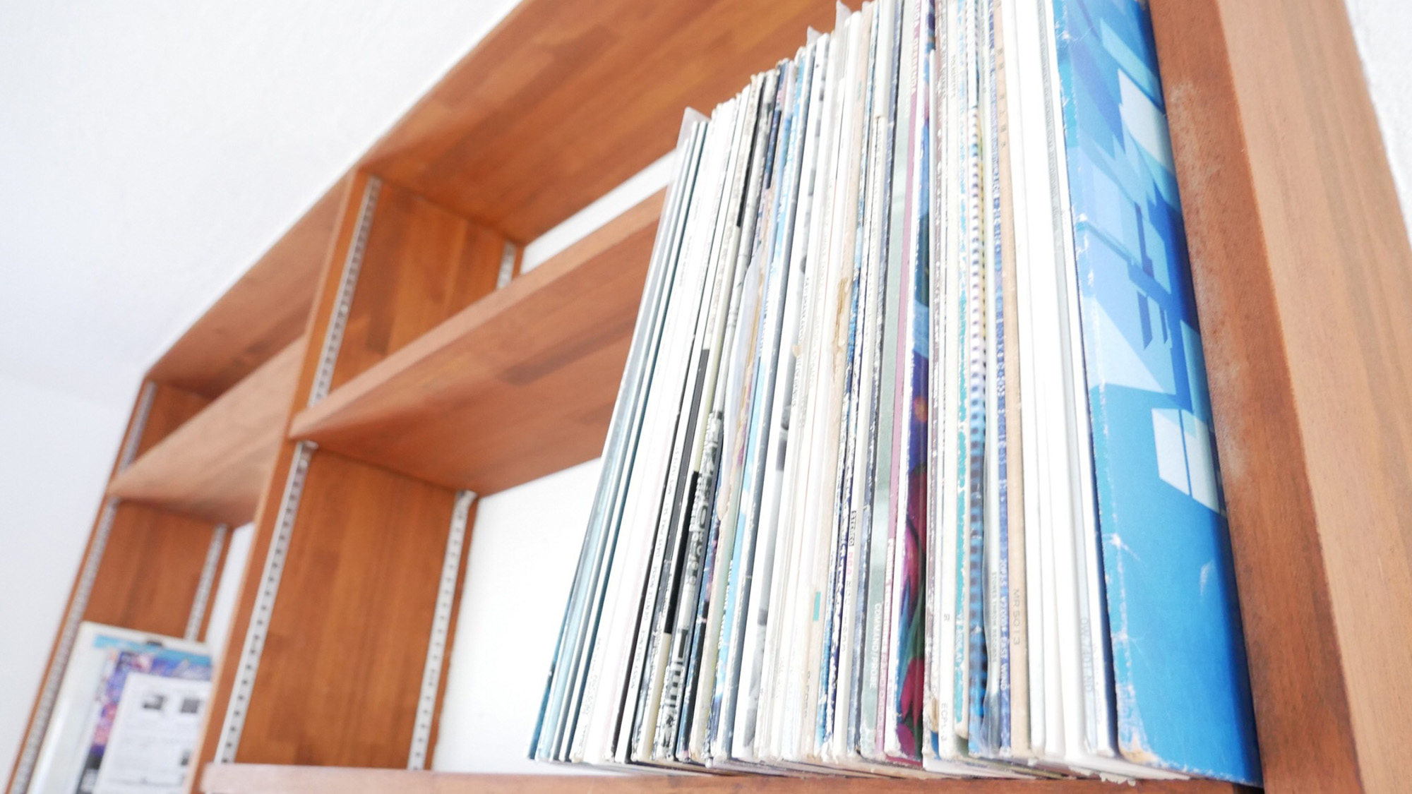 ・【書斎】オーナーの趣味で集められたレコード。ご自由にお聞きいただけます