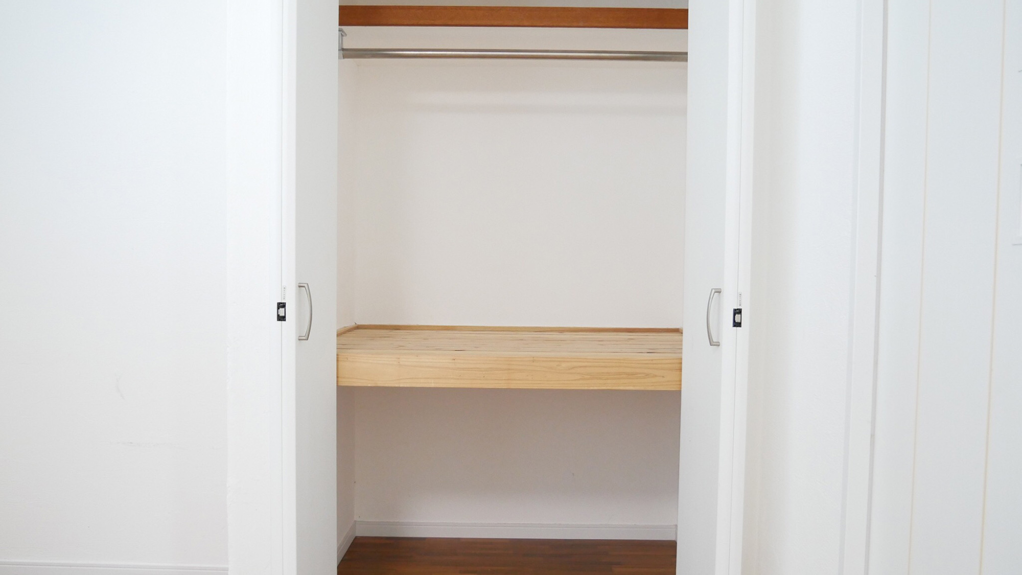 ・【お部屋】衣服や荷物の収納に便利なクローゼットを設置しております