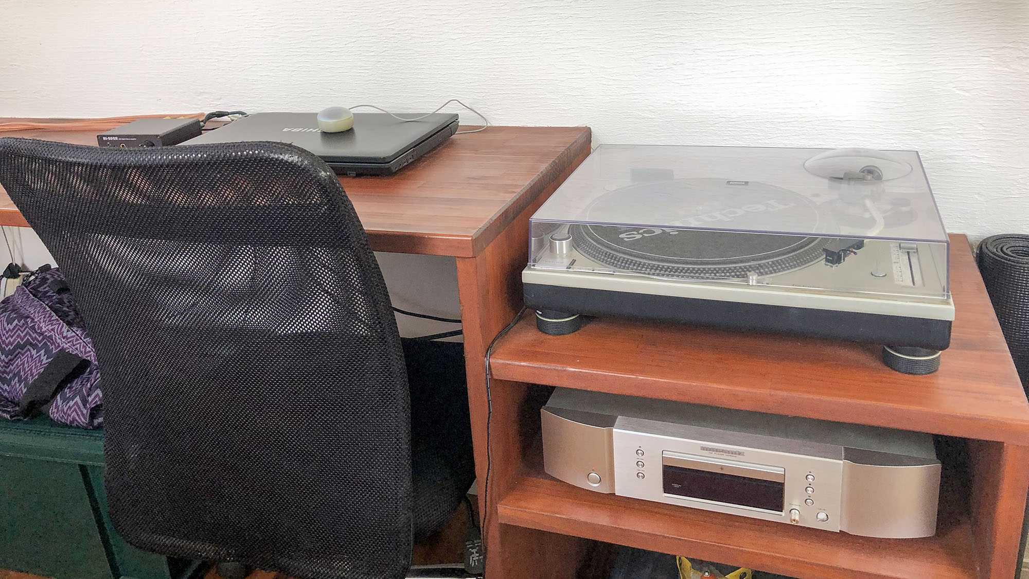 ・【書斎】音楽を聴きながらPC作業もOK！奄美大島でテレワークはいかがでしょうか