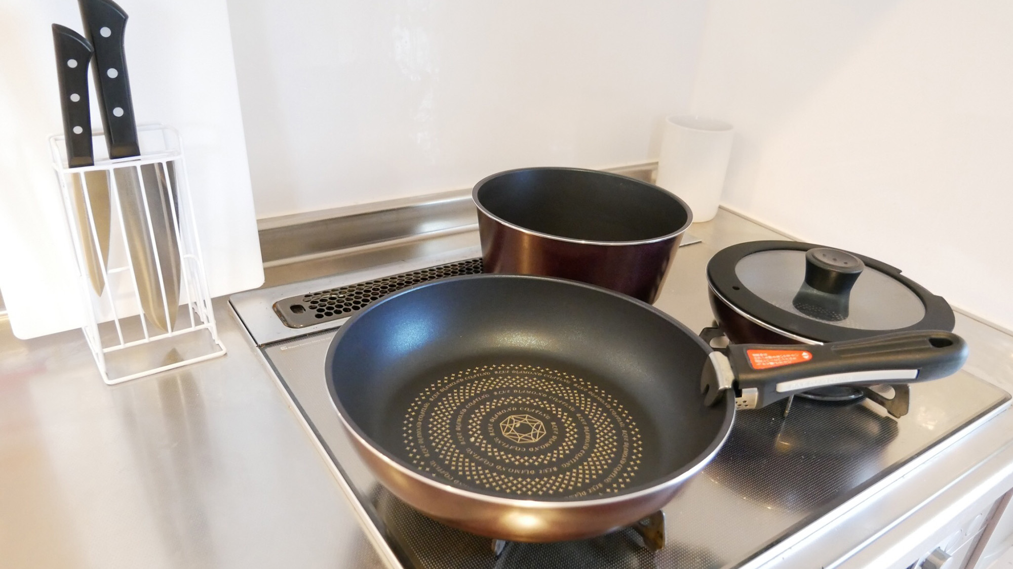 ・【キッチン】フライパンや包丁など、各種調理器具を取り揃えております