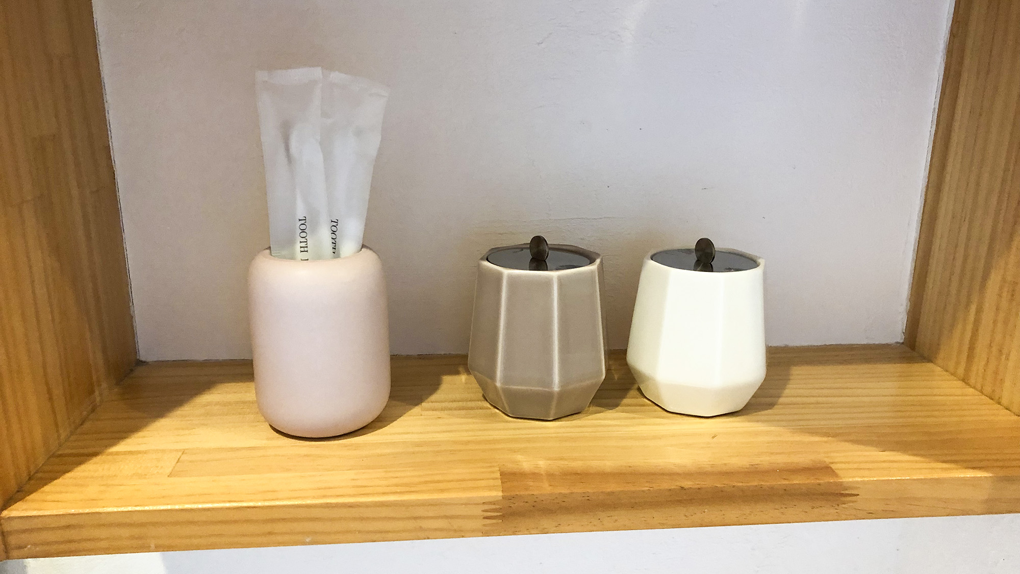 ・【アメニティ】歯磨きセット等、滞在中に必要なものをご用意しております