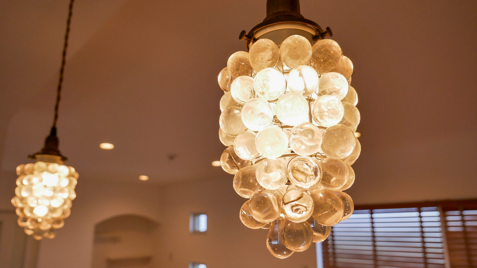 ・【リビング】ブドウの房を模したような照明が空間をやさしく照らします