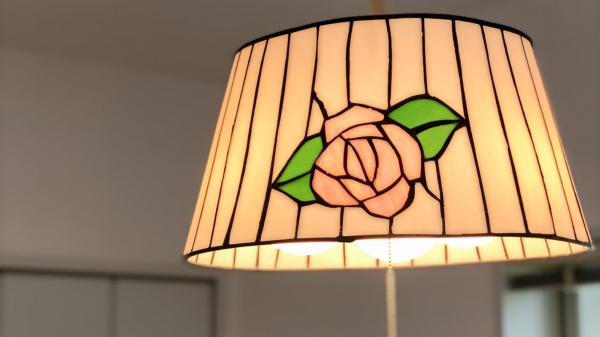 ・【書斎】シンプルな空間に彩りを添える個性的なランプシェード