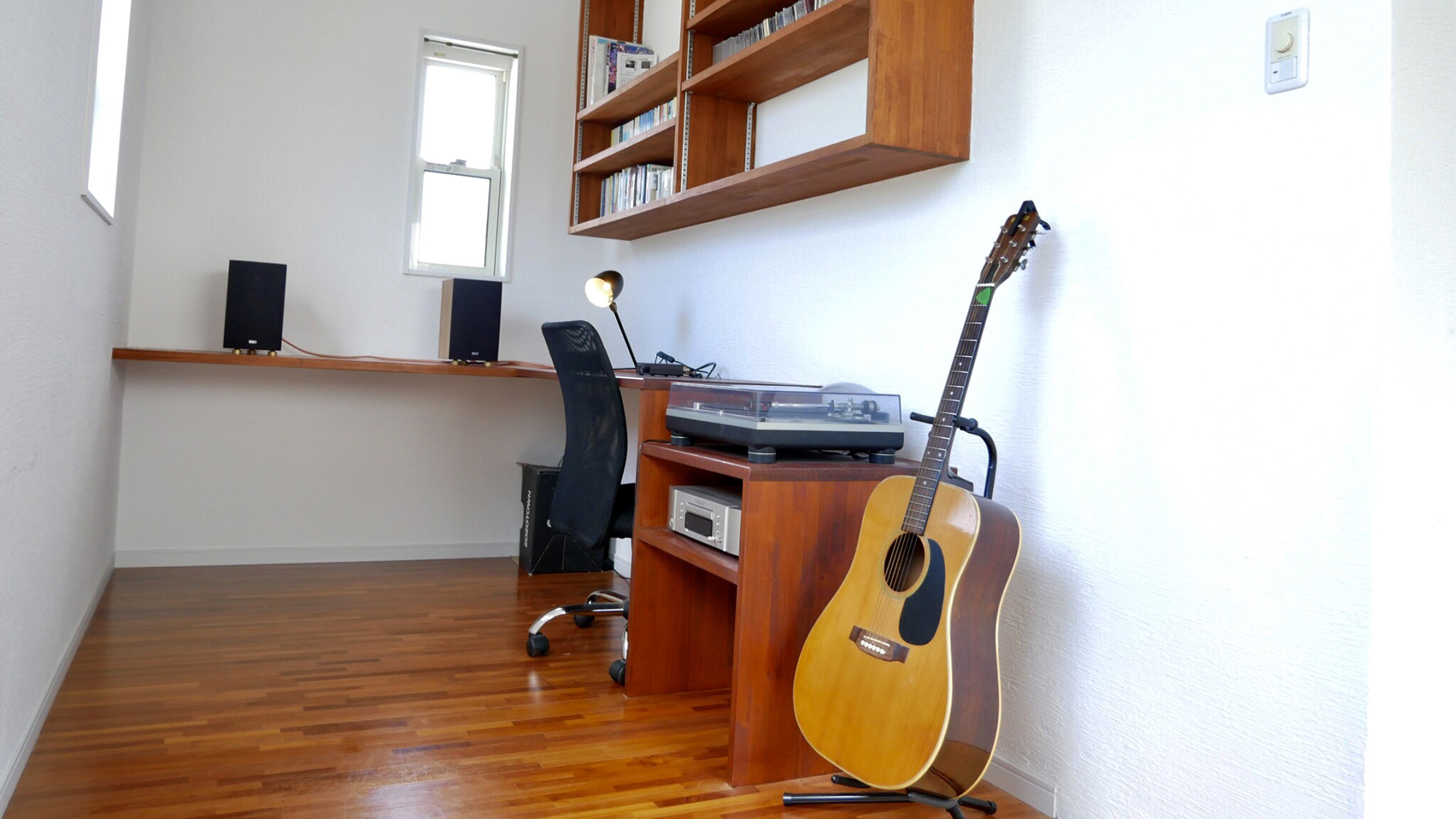 ・【書斎】机や椅子をはじめレコードプレイヤー、レコード、ギターを完備