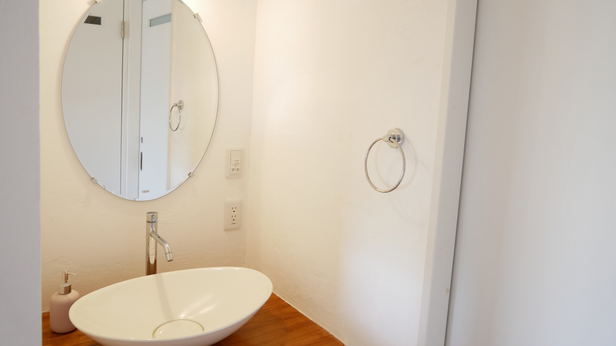 ・【洗面所】身支度に便利な鏡付き。機能性とデザイン性を兼ね備えております