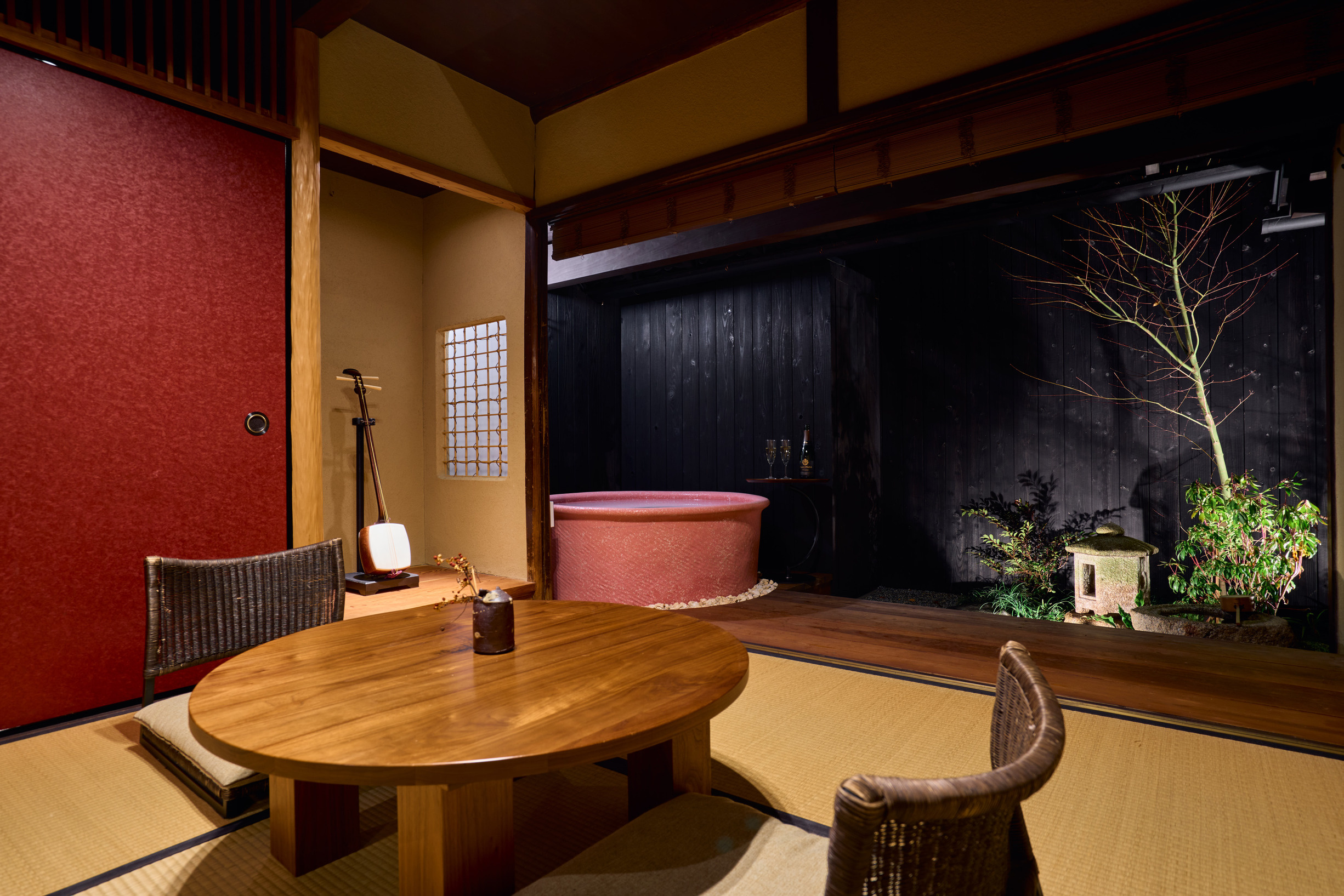 【お部屋で朝食】築100年以上の京町家を改装した贅沢なヴィラ