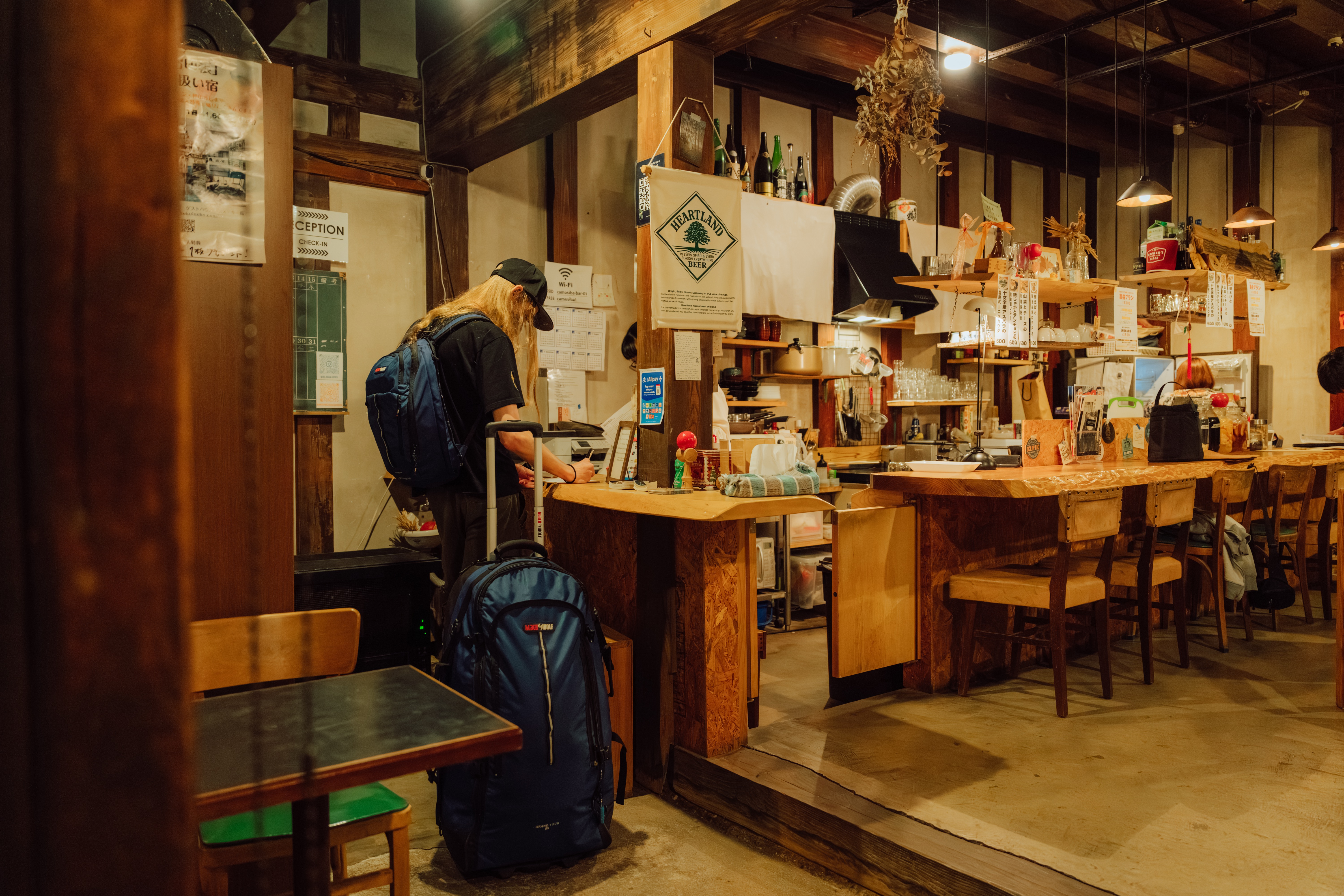 チェックインはBarスペース内カウンターにて