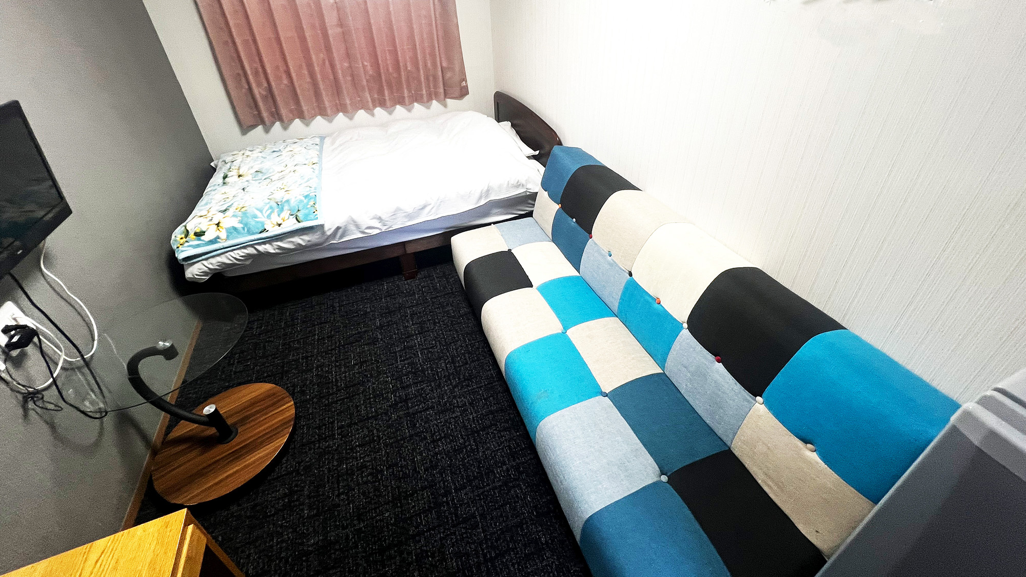 スタンダードルーム+ソファー付：大きめのソファーでゆっくりとおくつろぎください。