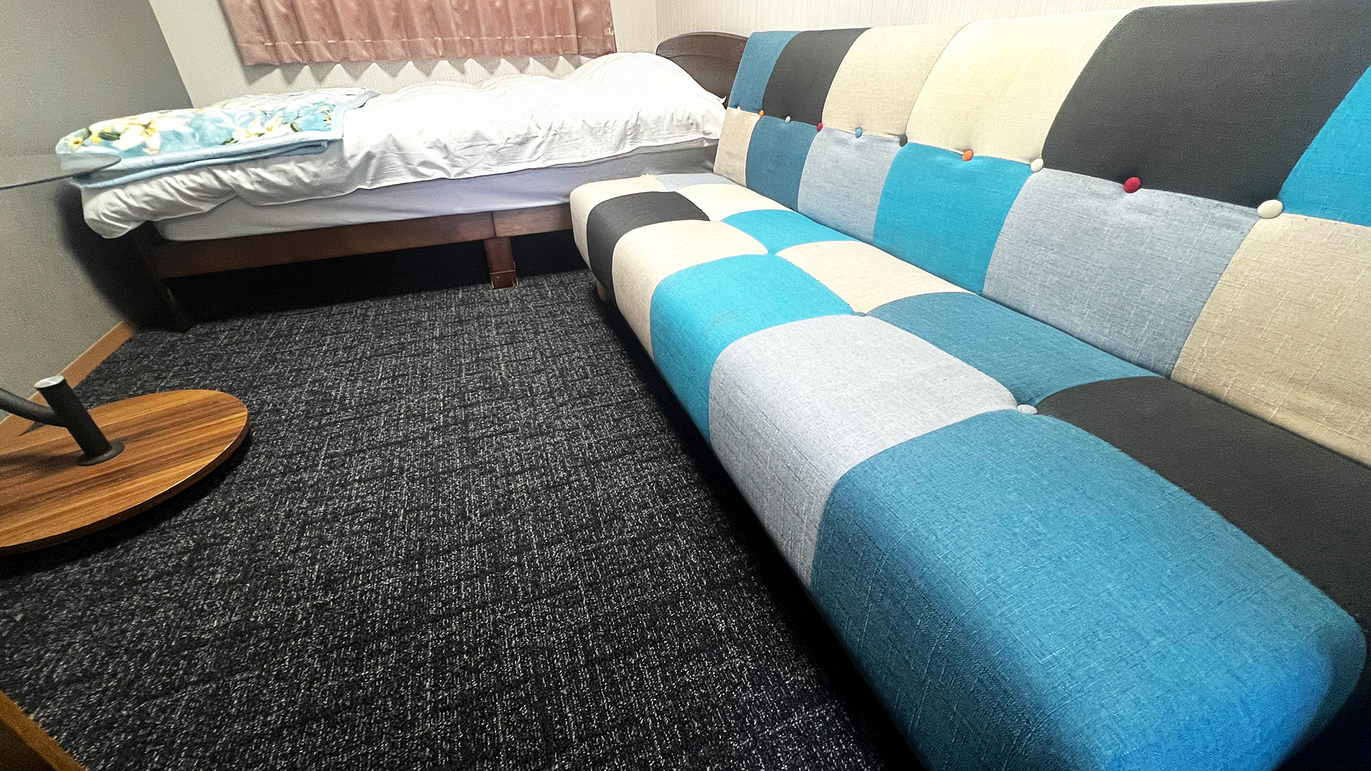 スタンダードルーム+ソファー付：大きめのソファーでゆっくりとおくつろぎください。