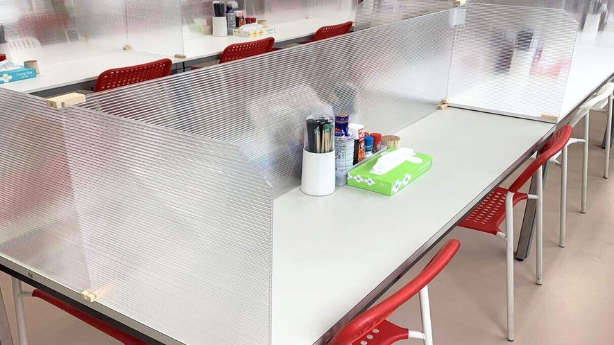 食堂にはアクリル板パーテーションを設置して、飛沫の拡散を防止しています。
