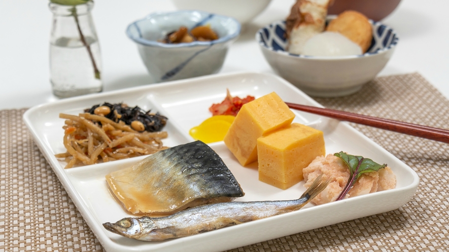 朝食バイキング：朝は和食派のお客様へ、ご飯に合うおかずをたくさんご用意しております。