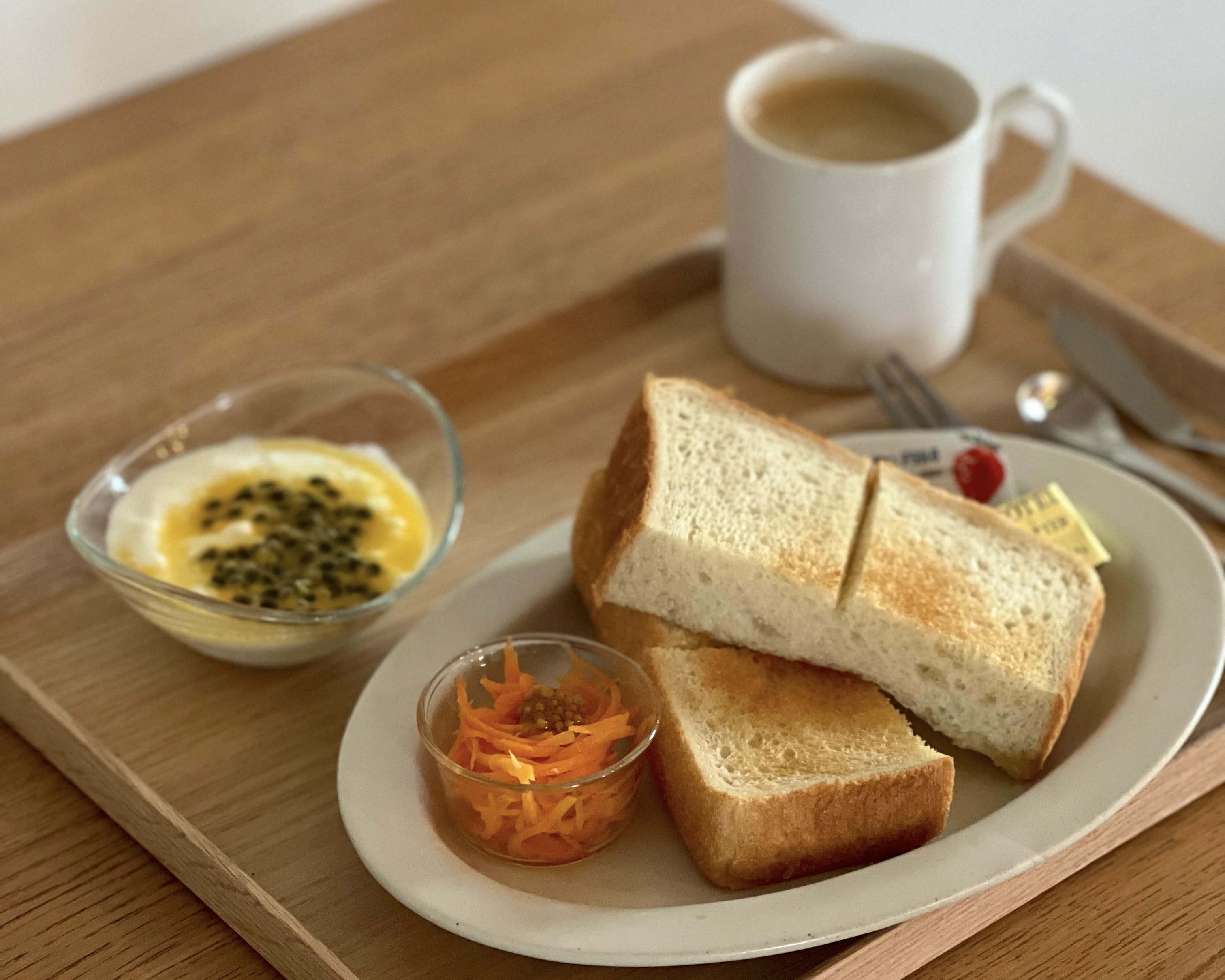 人気店、晴れるベーカリーの厚切り食パンの朝食　５５０円/人　※事前予約