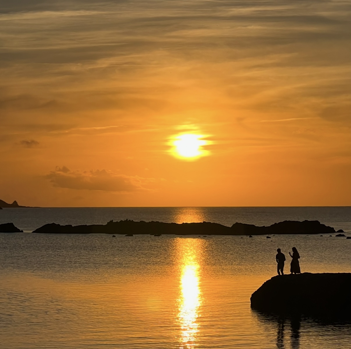 海へ降りると夕日が沈むロケーション