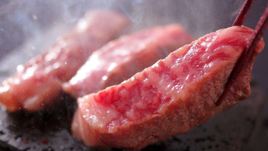 【但馬牛】幻の牛「但馬牛」のステーキ。しっかりとした肉の旨味と、ろける脂身に思わず笑顔に。