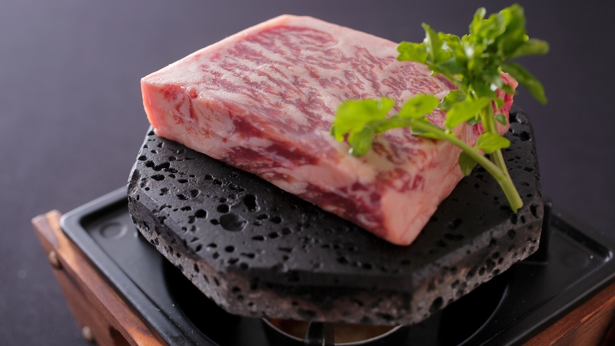 【但馬牛】幻の牛「但馬牛」のステーキ。しっかりとした肉の旨味と、ろける脂身に思わず笑顔に。