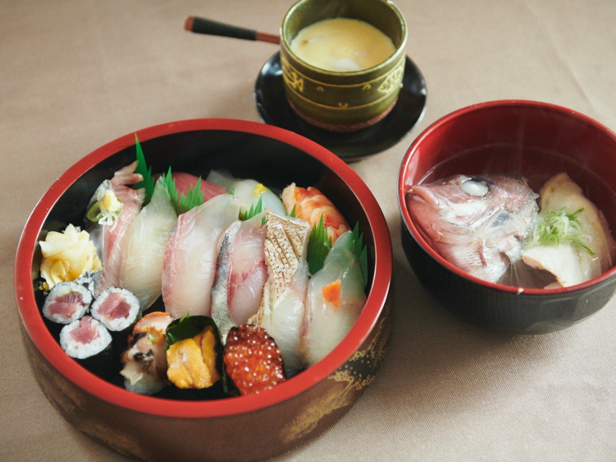 【部屋食・完全プライベート】地元名店の握りたて寿司を愉しむ贅沢ステイ