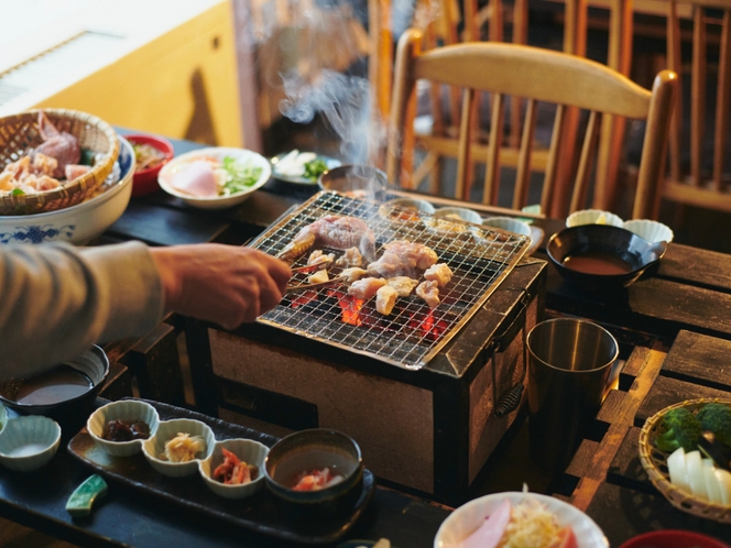 提携施設で夕食（大山鶏の炭火焼き）