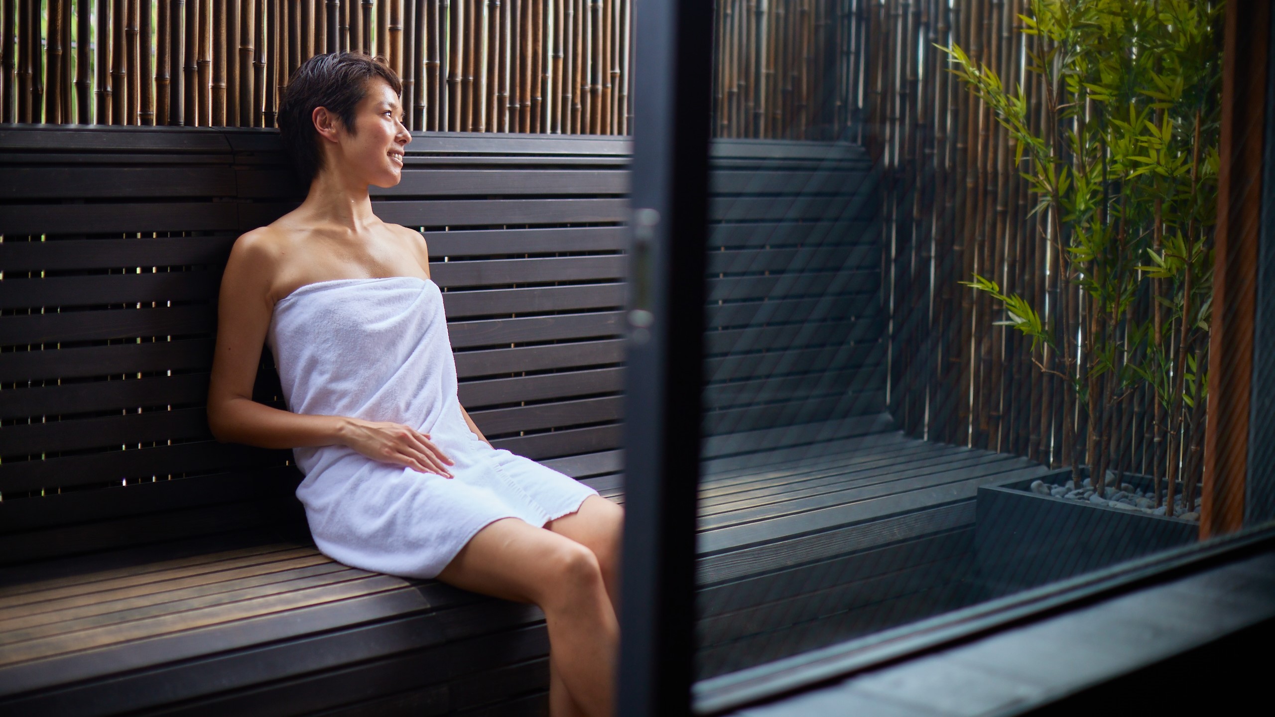 水やお茶で水分を補給し、外気浴などでゆっくりと瞑想タイムへ。