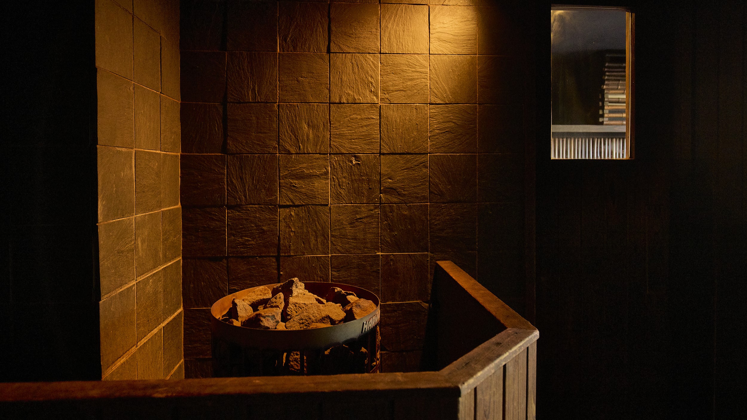 サウナのために選び抜いた緑茶をロウリュとしてご使用ください