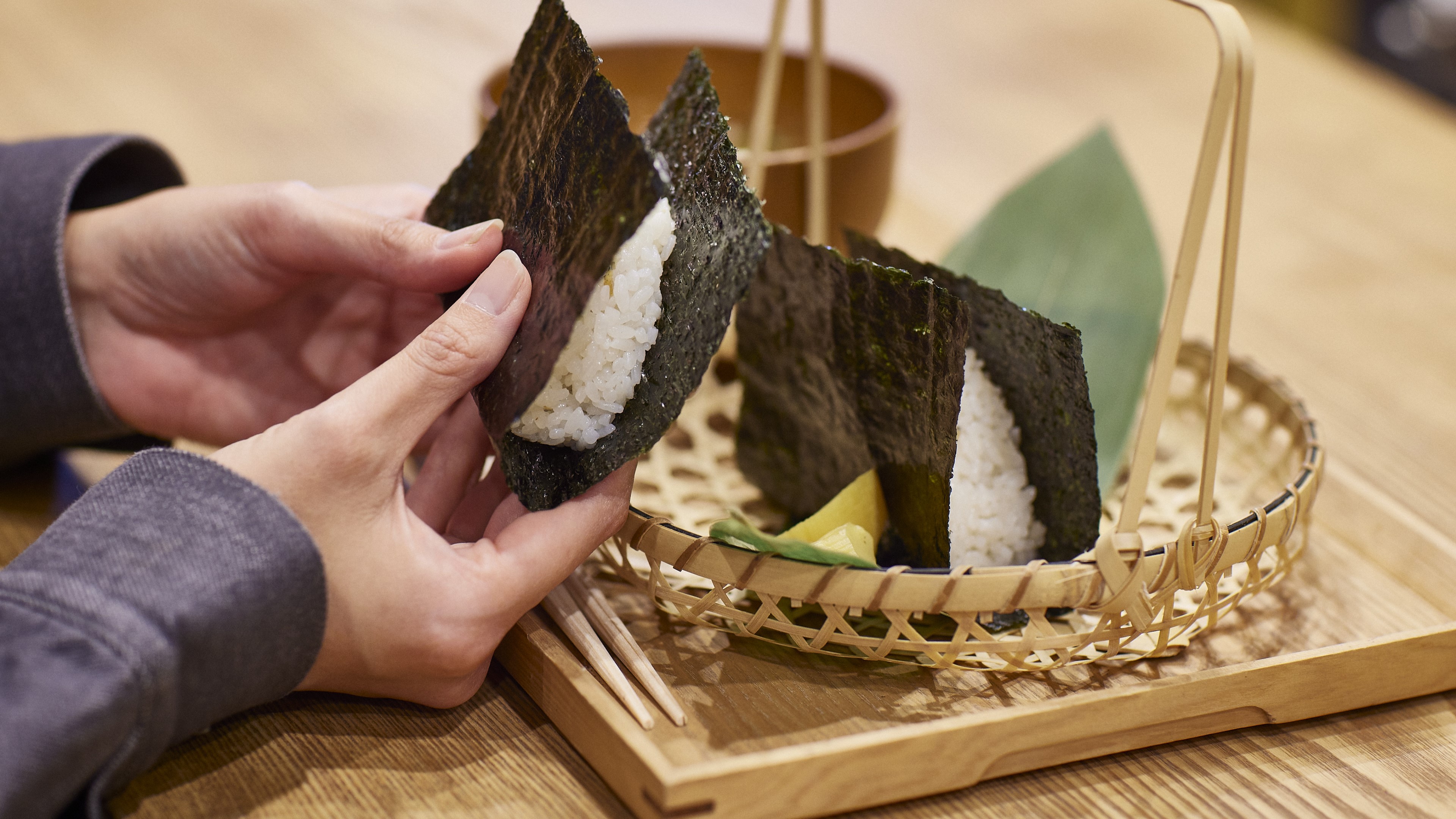 [朝食]旬の具材を楽しめるおむすびとお味噌汁 7:00～10:00