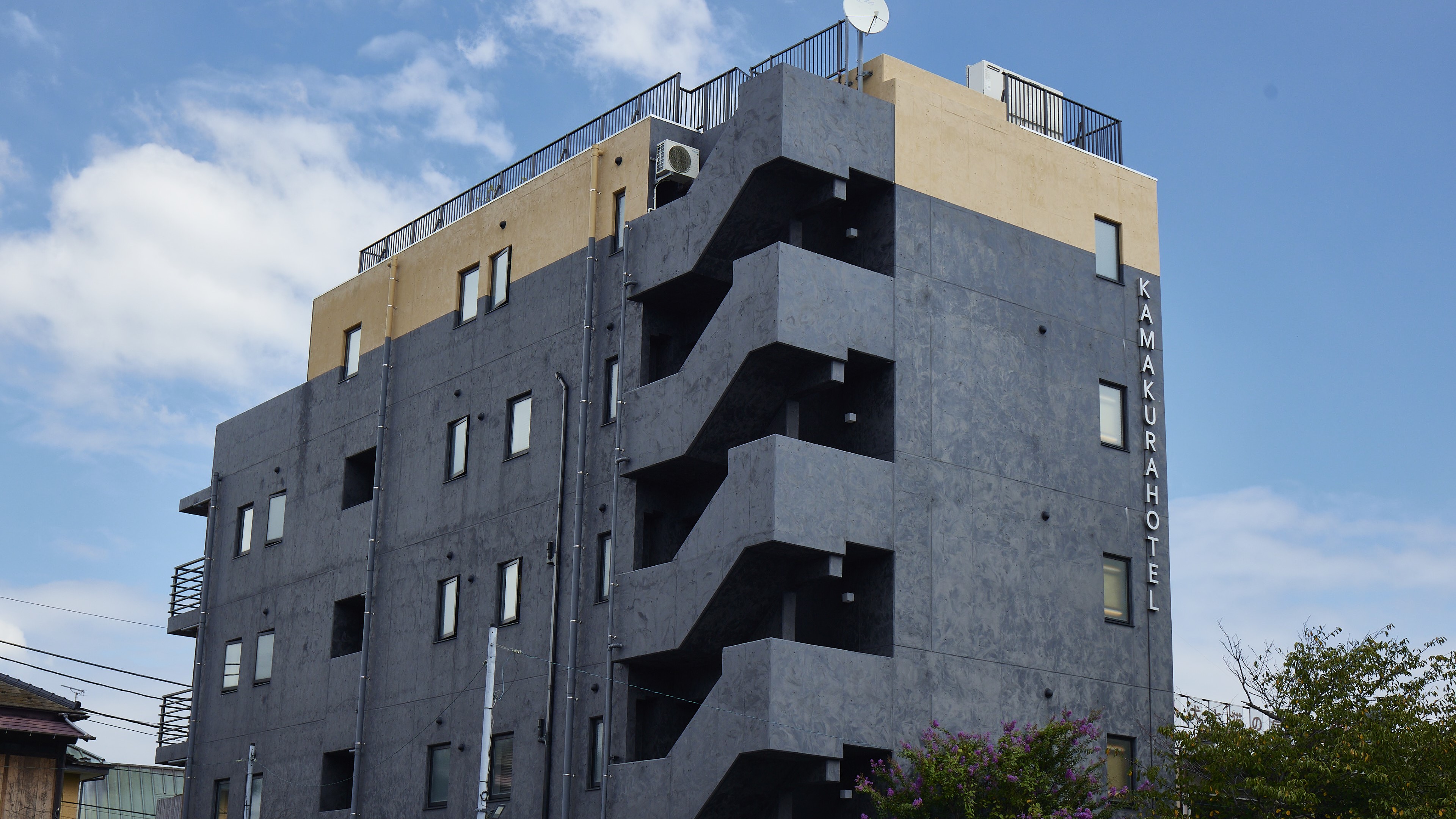 落ち着いた雰囲気が漂う鎌倉駅西口エリアに位置