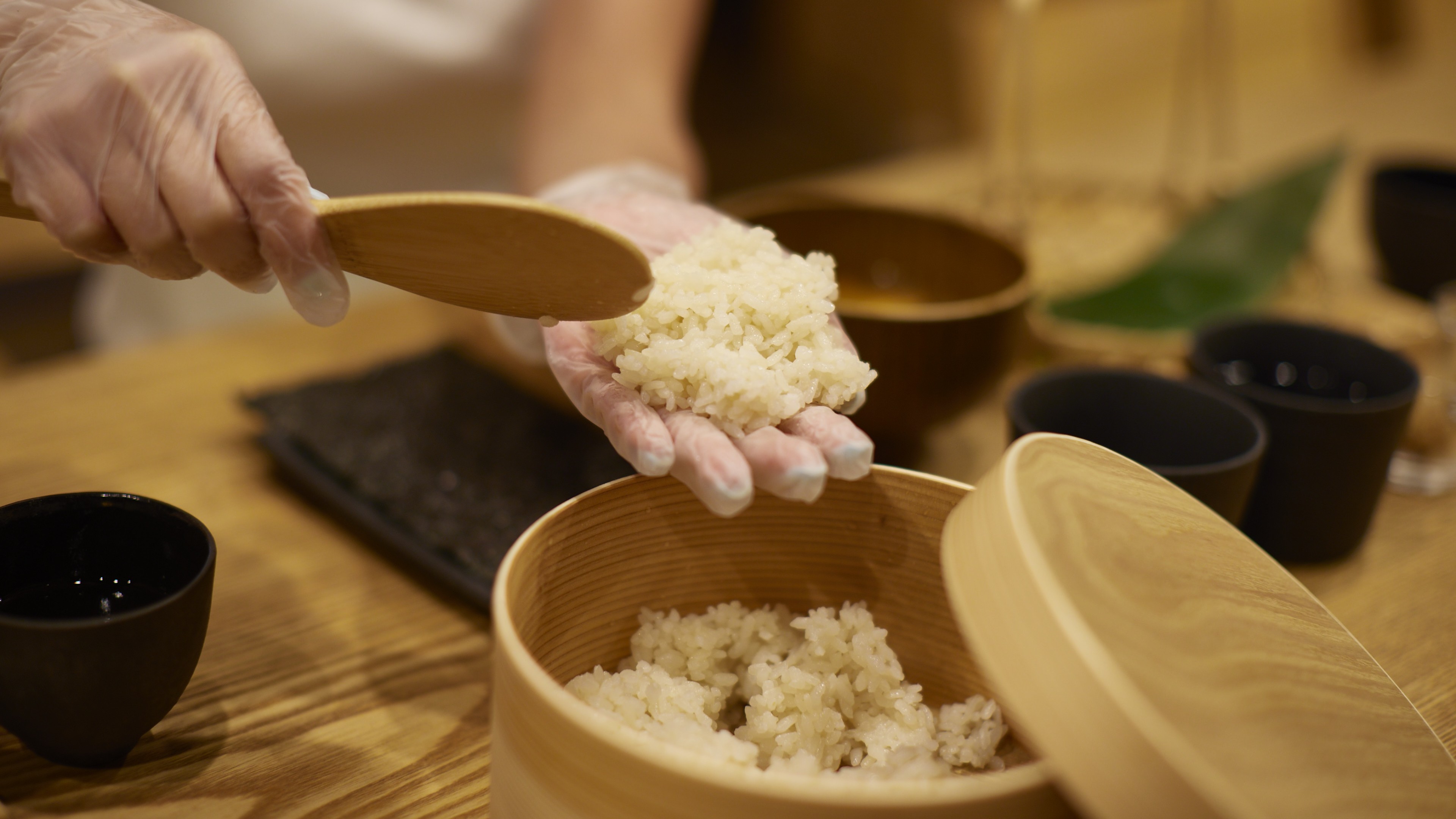 【おにぎり作り体験】日本らしい温かい&rdquo;和&rdquo;の伝統をお楽しみください。