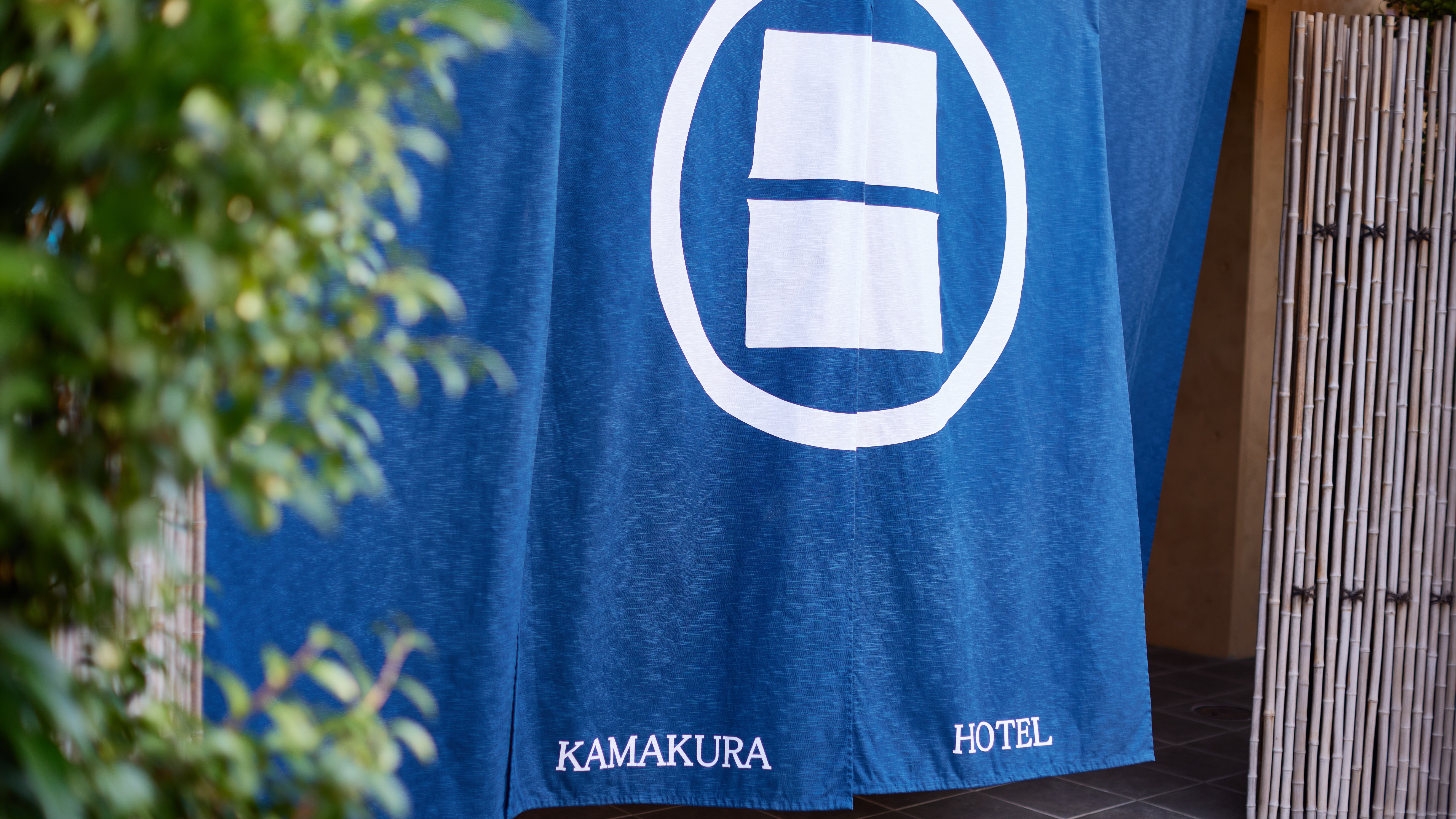 落ち着いた雰囲気が漂う鎌倉駅西口エリアに位置