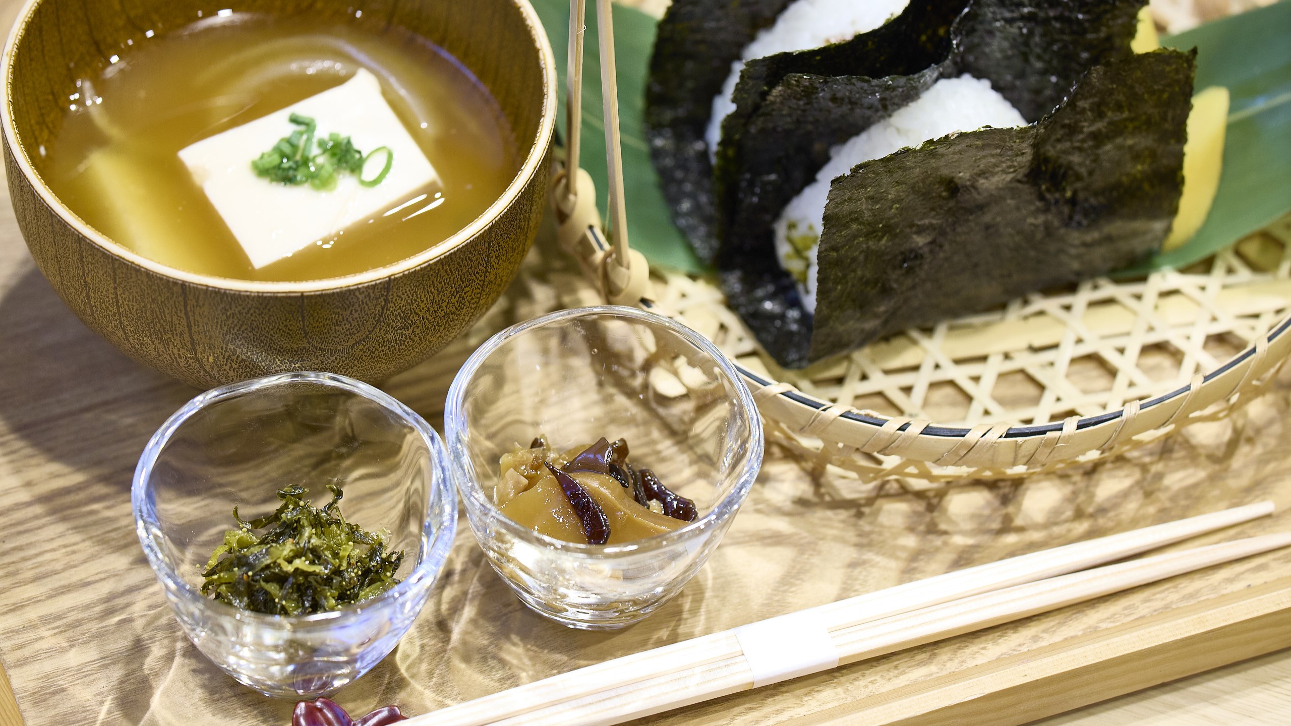 [朝食]旬の具材を楽しめるおむすびとお味噌汁 7:00～10:00