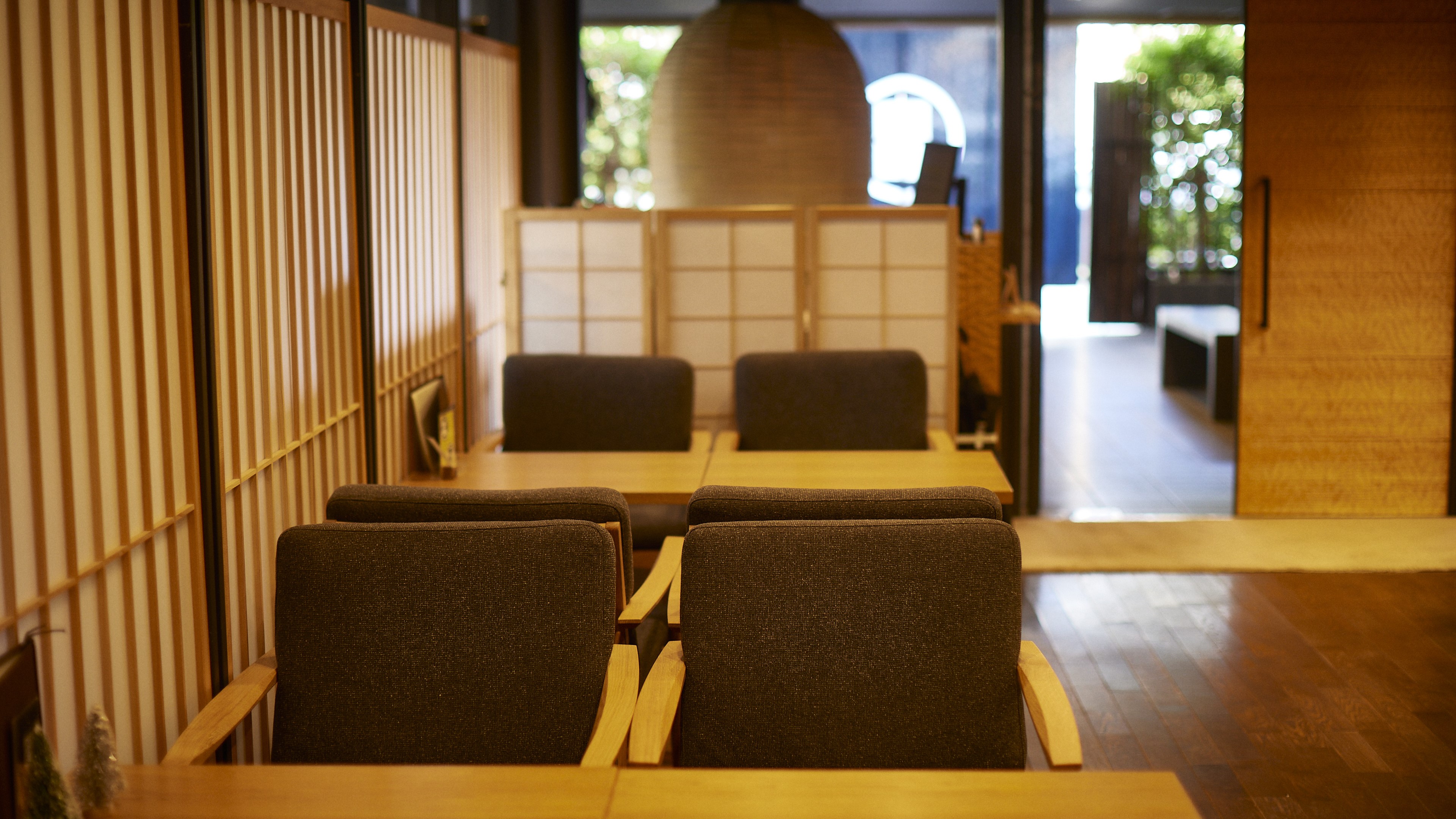 ロビー 座ってお寛ぎいただきながらお手続きが出来ます　