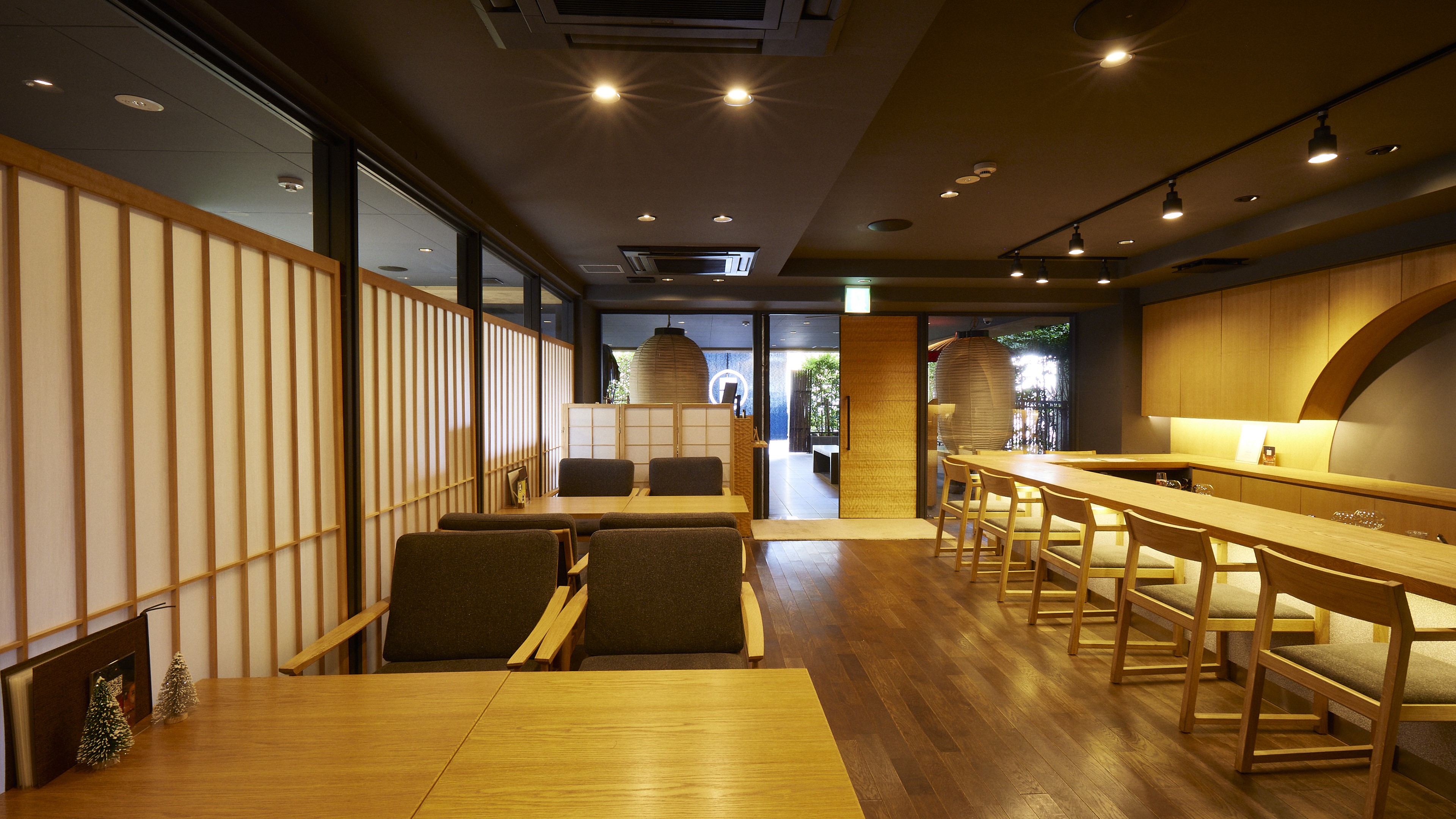 ロビー 座ってお寛ぎいただきながらお手続きが出来ます　