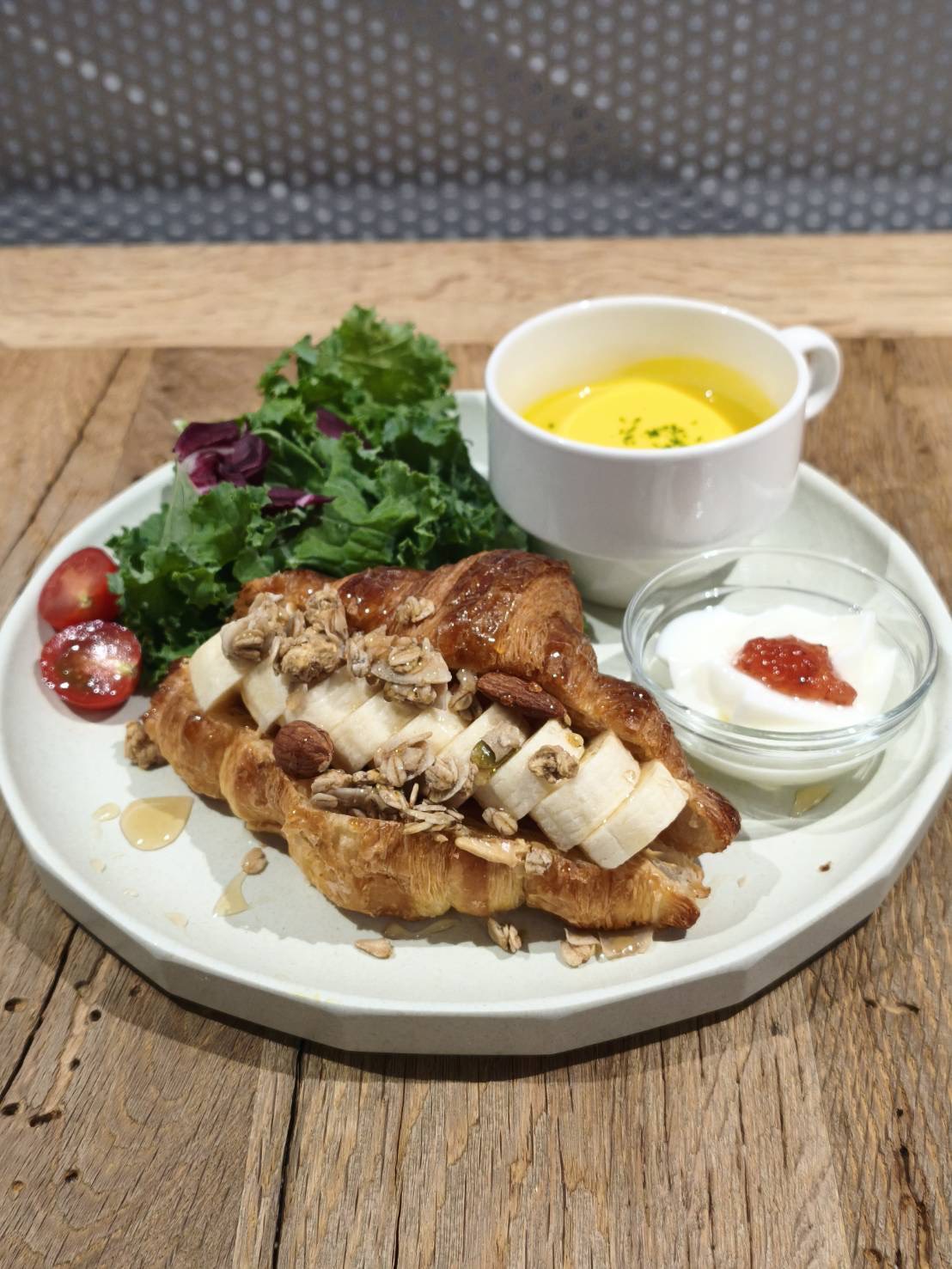 朝食　バナナグラノーラクロワッサン