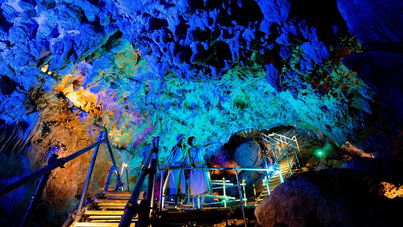 【CAVE OKINAWA入場券＆ステッカー付】神秘的な鍾乳洞を探検！ライトアップも楽める＜朝食付＞