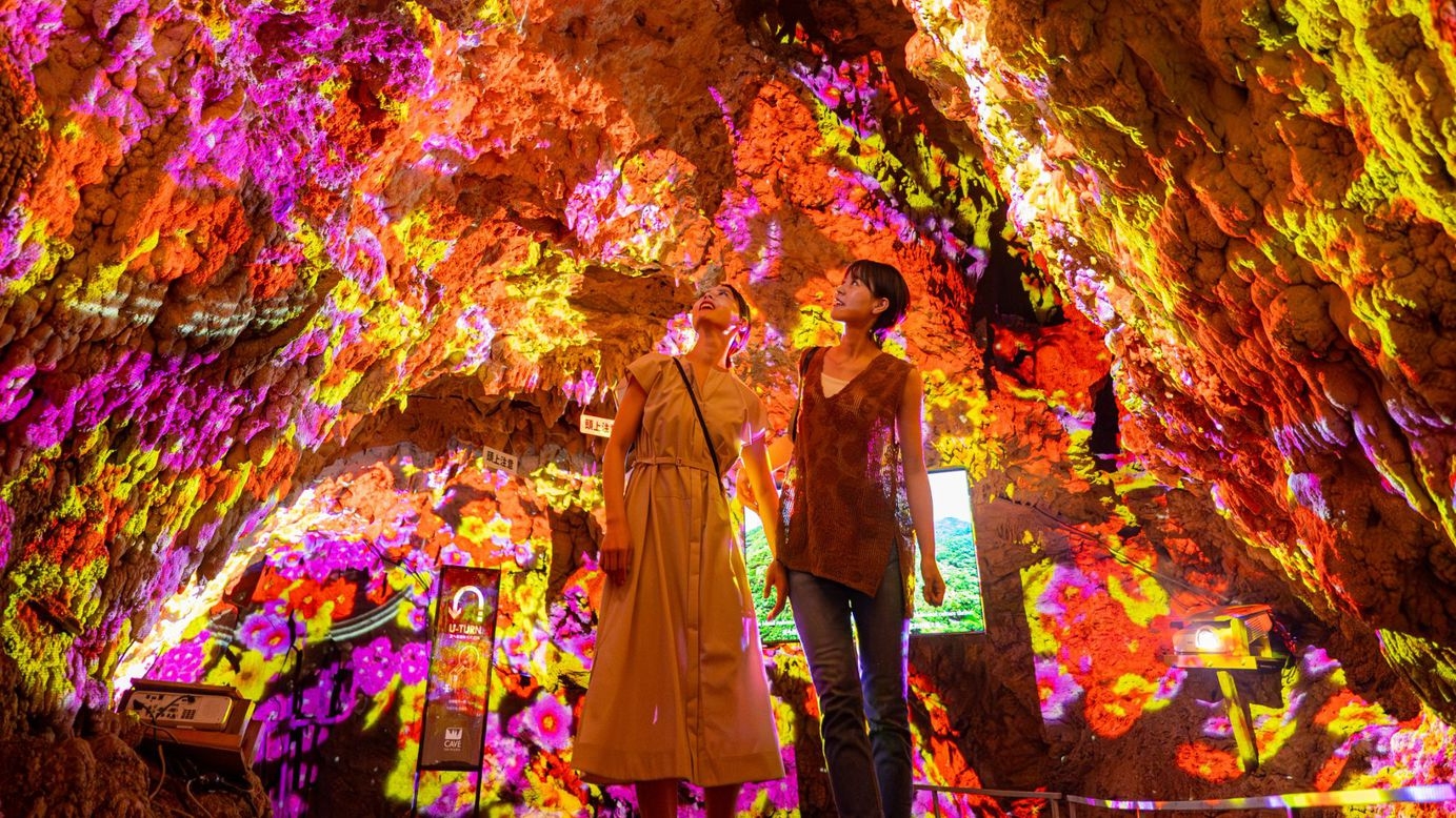 【CAVE OKINAWA入場券＆ステッカー付】神秘的な鍾乳洞を探検！ライトアップも楽める＜朝食付＞