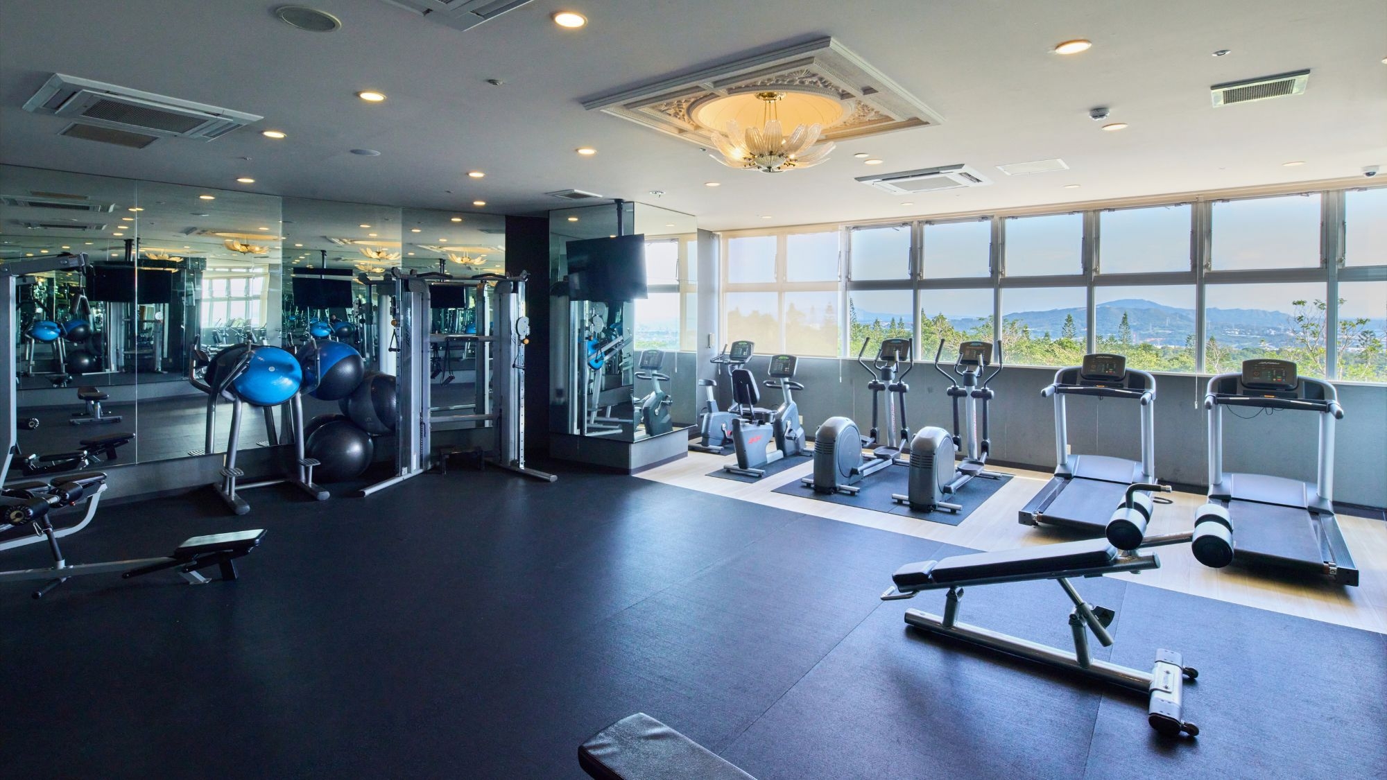 【サウナイキタイ】【直前割】見晴らしの絶景に大浴場もジムも無料！自然の中で楽しむステイ＜素泊まり＞