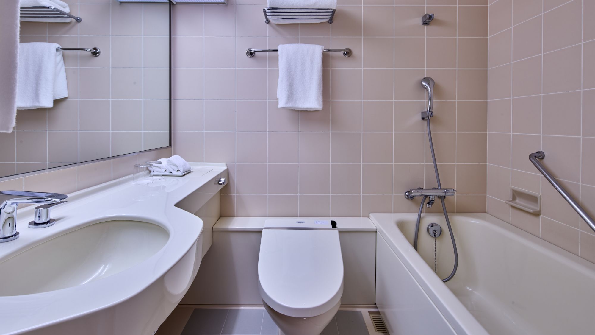 【2ベッドルーム ファミリー スイート畳の間】清潔なバスルームは、誰でもご利用しやすい設計です。