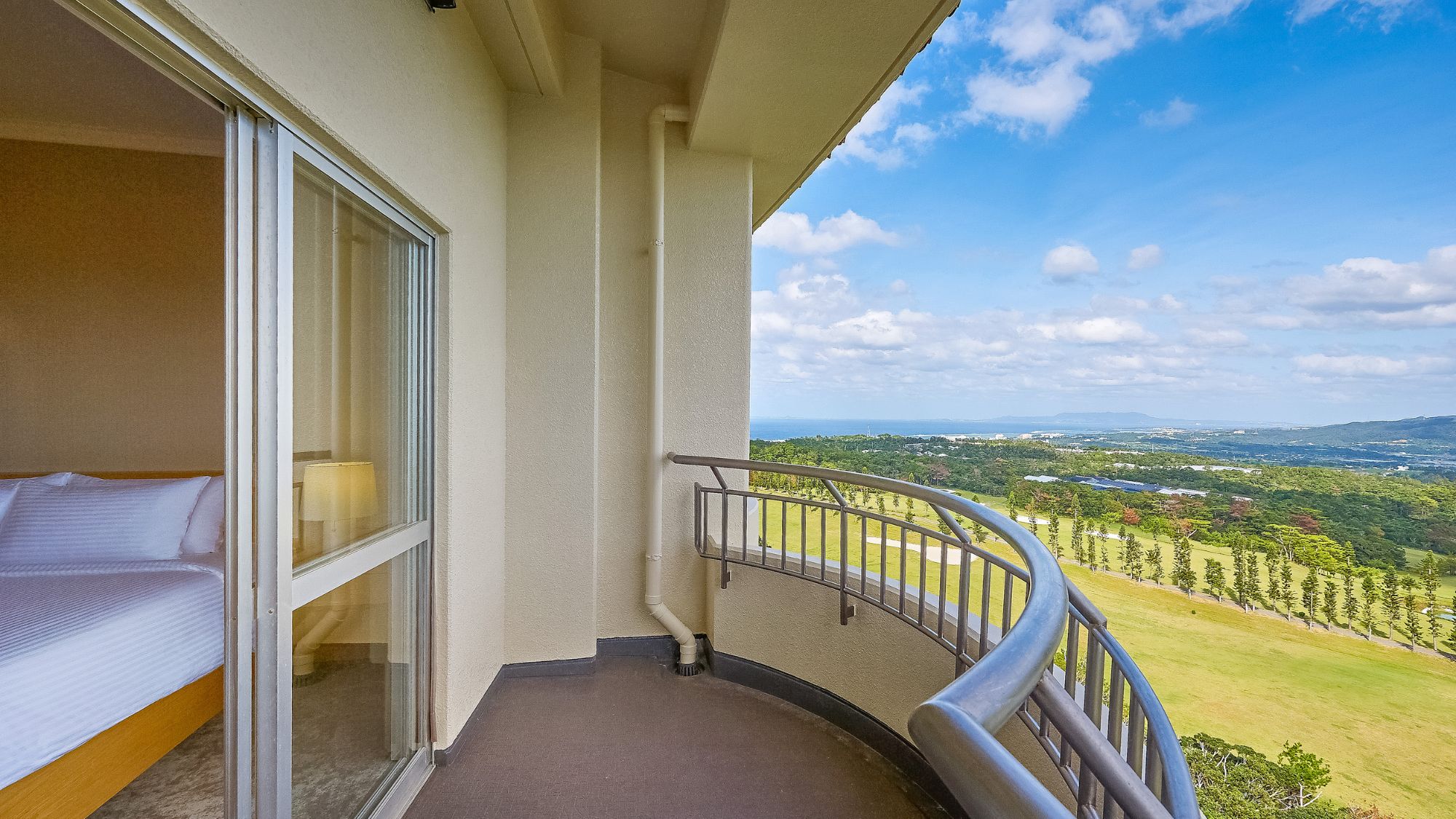 【2ベッドルームファミリースイート】最上階6階のお部屋で、綺麗な景色を眺めることができます