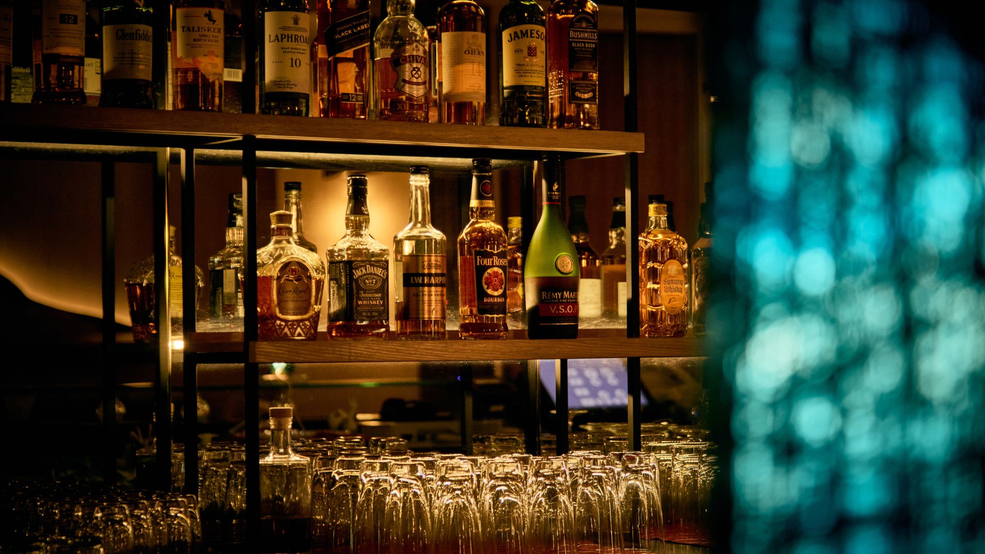 【ラウンジバー】経験豊富なバーテンダーが作るカクテルで、贅沢なリゾートタイムをお過ごしください。 