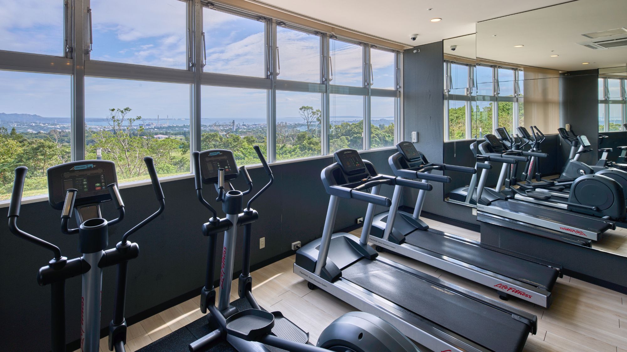 【館内設備】フィットネスジム利用可能時間：24時間（外来 7:00～23:00）