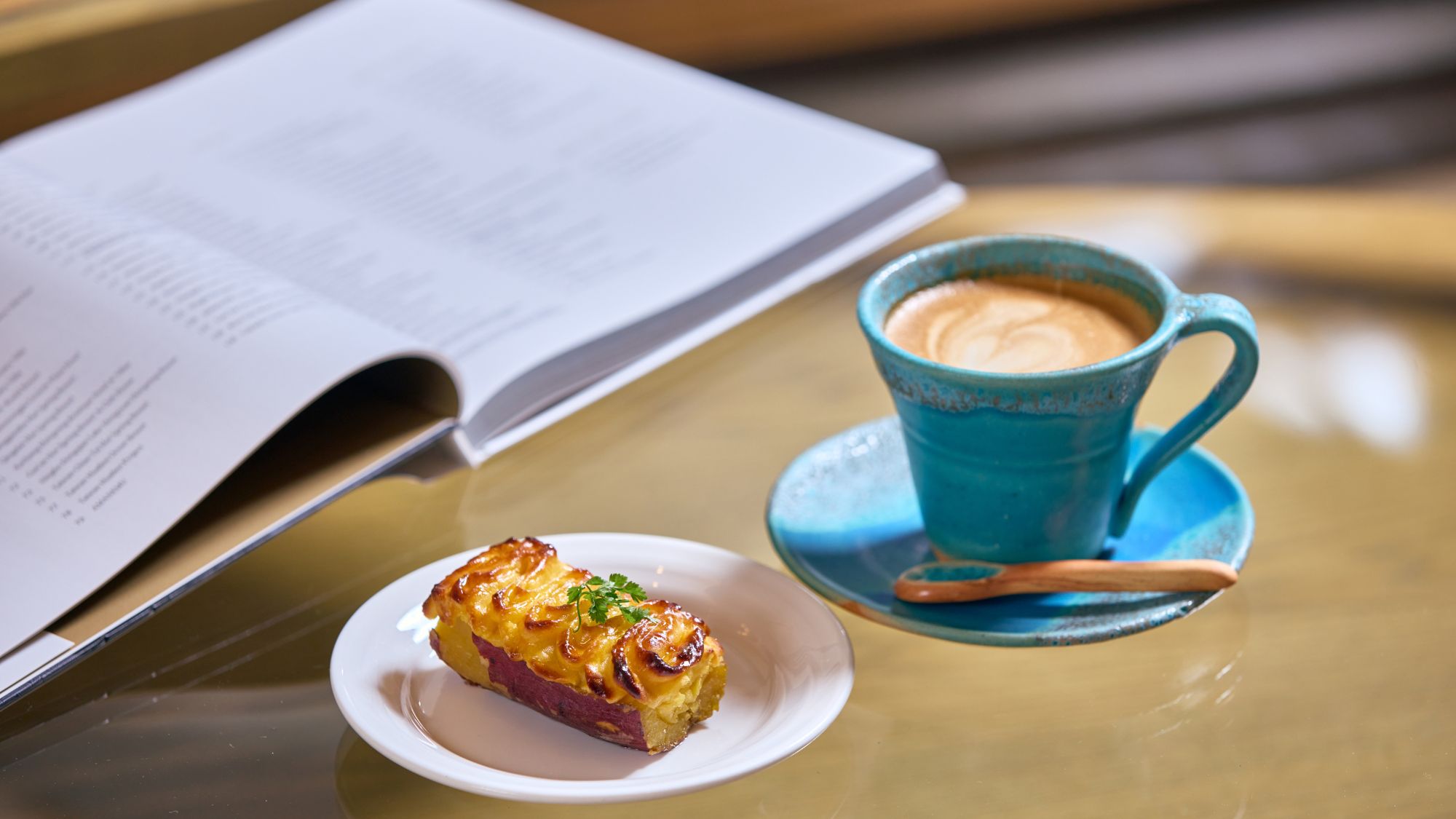 【ラウンジバー】お一人でのんびりと、またご家族やご友人とも気軽にお過ごしいただけます。