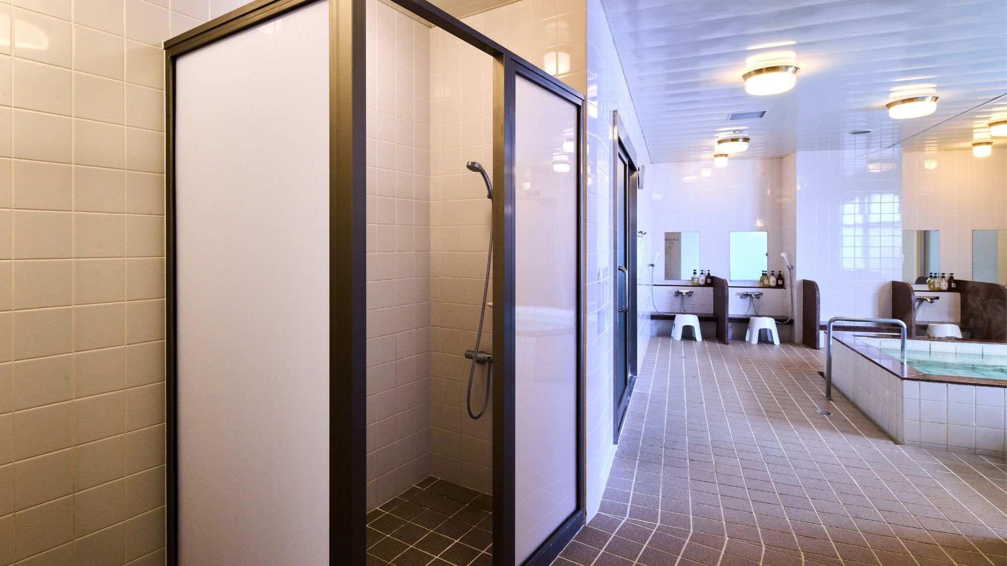 【大浴場】個室のシャワールームも完備しております。