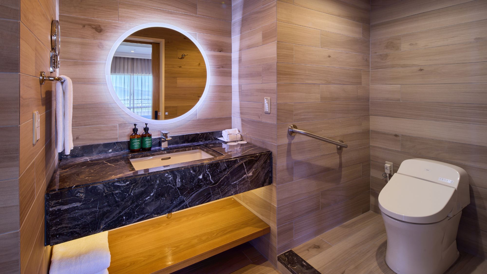 【プレジデンシャルスイート】シンプルかつ清潔な洗面台。アメニティも充実。