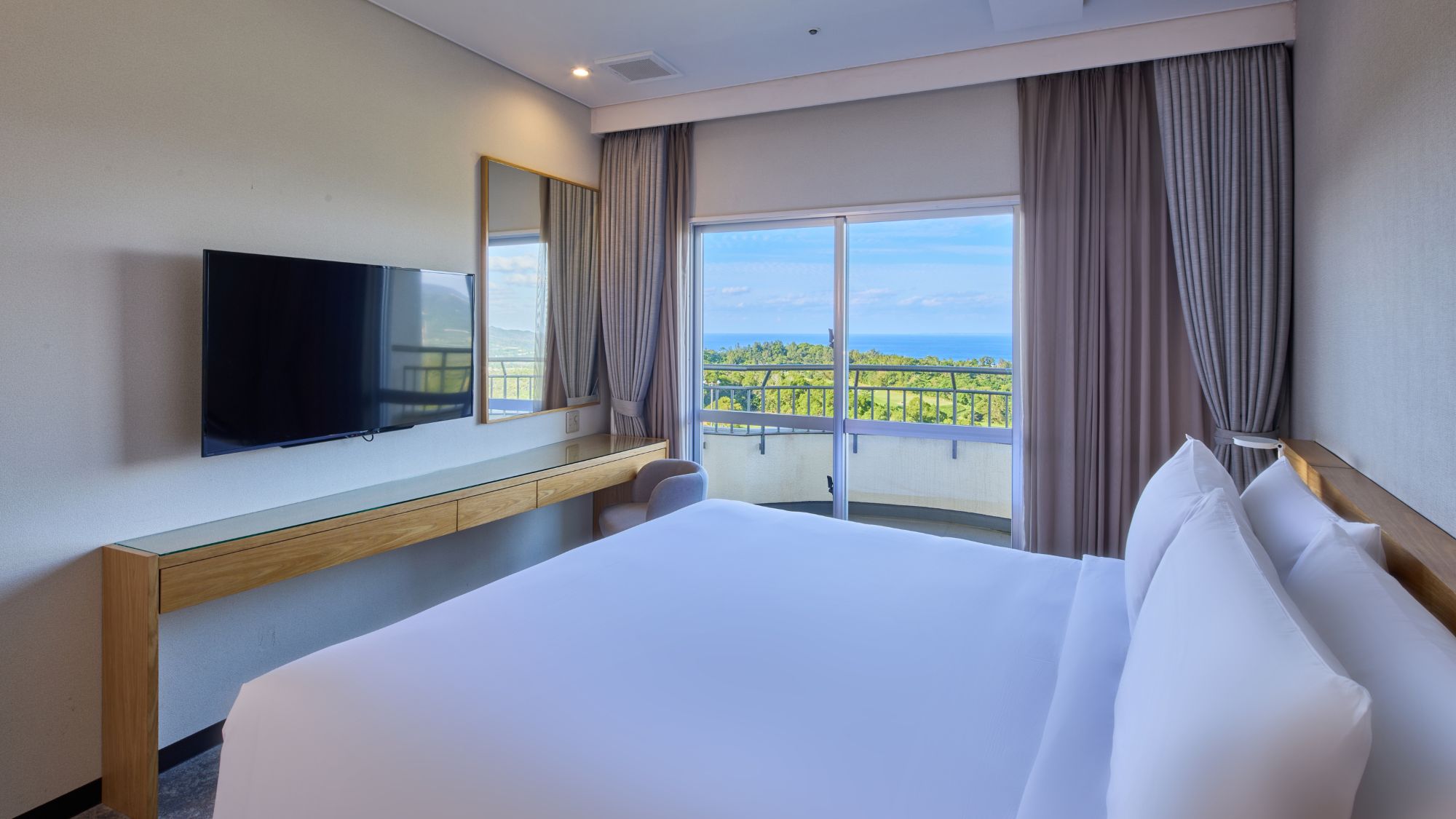 【和洋室ファミリースイートキング】47㎡のお部屋。最大4名様までご宿泊いただけます。