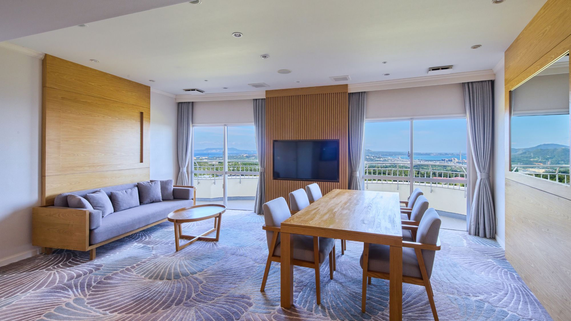 【プレジデンシャルスイート】客室中央には広いリビングを備えています。