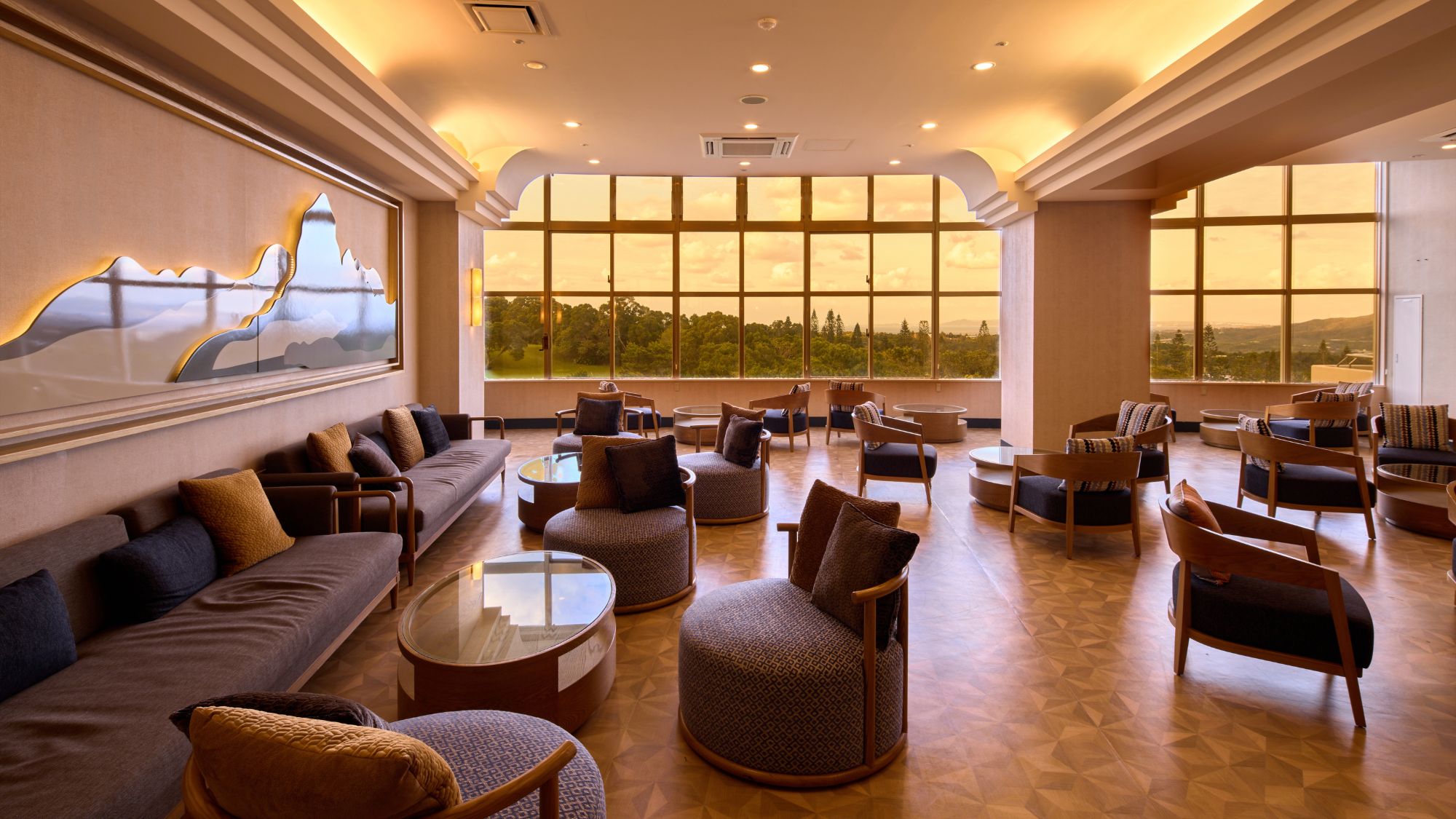 【ラウンジバー】心地よいソファと落ち着いた雰囲気の間接照明が、寛ぎの時間を演出。